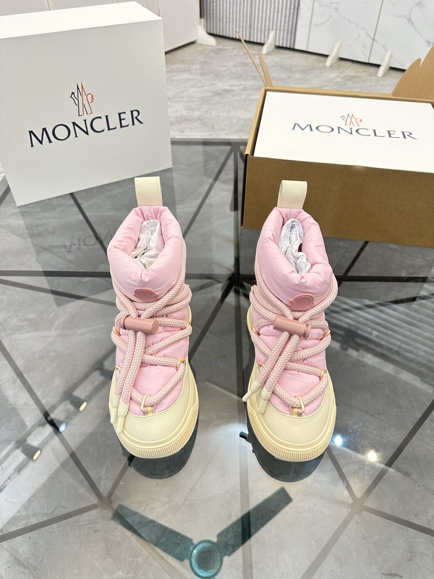 NO:640041,Price: Top quality product trademark UGG* 'UGG*' high-top boots. Regular size: 35-45 (can be customized to 46) Product material upper imported original material, breathable lining, original outsole. No. H345, boots19860909售 价:  顶级品质 商品商标UGG*「UGG*」高帮靴子 正码码数: 35-45(可订做46) 商品材料鞋面进口原版材料,透气内里,原版大底. 编 号H345,,boots,Men's shoes