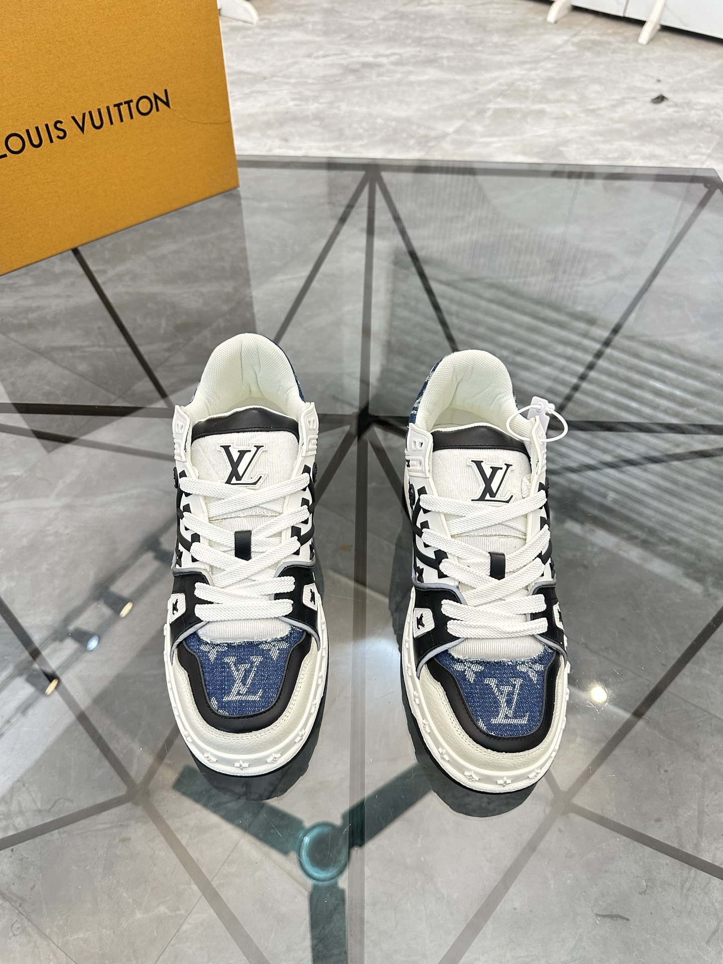 NO:640044,Price: Product trademark LV* 'Louis Vuitton*' low-top sneakers, correct size: 38-44 (can be customized to 45) Product material upper imported cowhide stitching original material, breathable lining, original outsole. No. 669, louis vuitton, louis vuitton, sneakers, cowhide19860909售 价:   商品商标LV*「路易威登*」低帮运动鞋 正码码数: 38-44(可订做45) 商品材料鞋面进口牛皮拼接原版材料,透气内里,原版大底. 编 号669,,louis vuitton,louis vuitton,sneakers,cowhide,Men's shoes