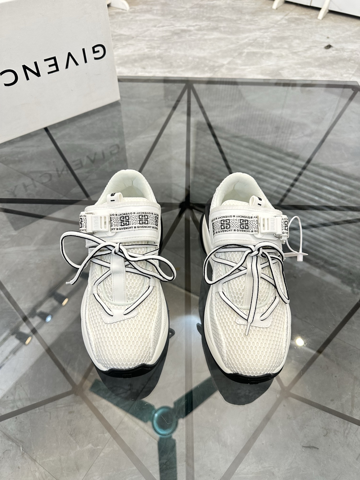 NO:640047,Price: Product trademark Givench* 'Givenchy*' low-top sneakers. Regular size: 38-44 (can be customized to 45.46). Product material upper counter original material, breathable lining, original outsole. No. 669,,givenchy,givenchy,sneakers19860909售 价:   商品商标Givench*「纪梵希*」低帮运动鞋 正码码数: 38-44(可订做45.46) 商品材料鞋面专柜原版材料,透气内里,原版大底. 编 号669,,givenchy,givenchy,sneakers,Men's shoes