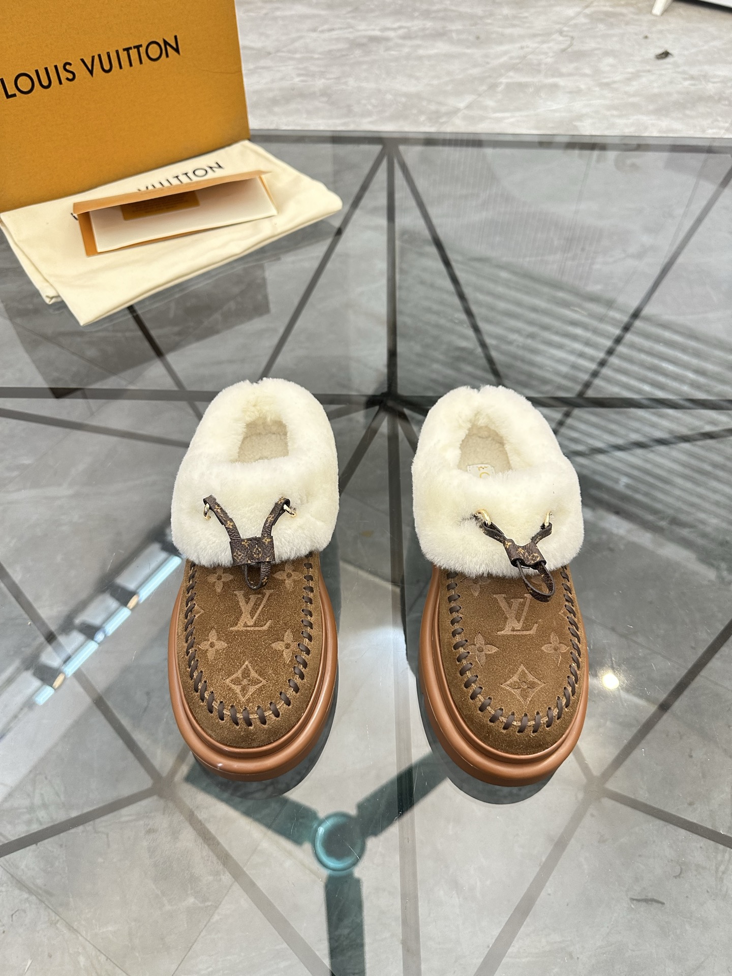 NO:680148,Price: Top quality product trademark LV* 'Louis Vuitton*' low-top casual shoes. Regular size: 35-40 (can be customized to 41) Product materials: imported first-layer nubuck leather upper, imported Australian wool lining, original outsole. No. H345, louis vuitton, louis vuitton19860909售 价:  顶级品质 商品商标 LV*「路易威登*」低帮休闲鞋 正码码数:35-40(可订做41) 商品材料 鞋面进口头层磨砂皮,进口澳洲羊毛内里,原版大底. 编号H345,,louis vuitton,louis vuitton,Men's shoes