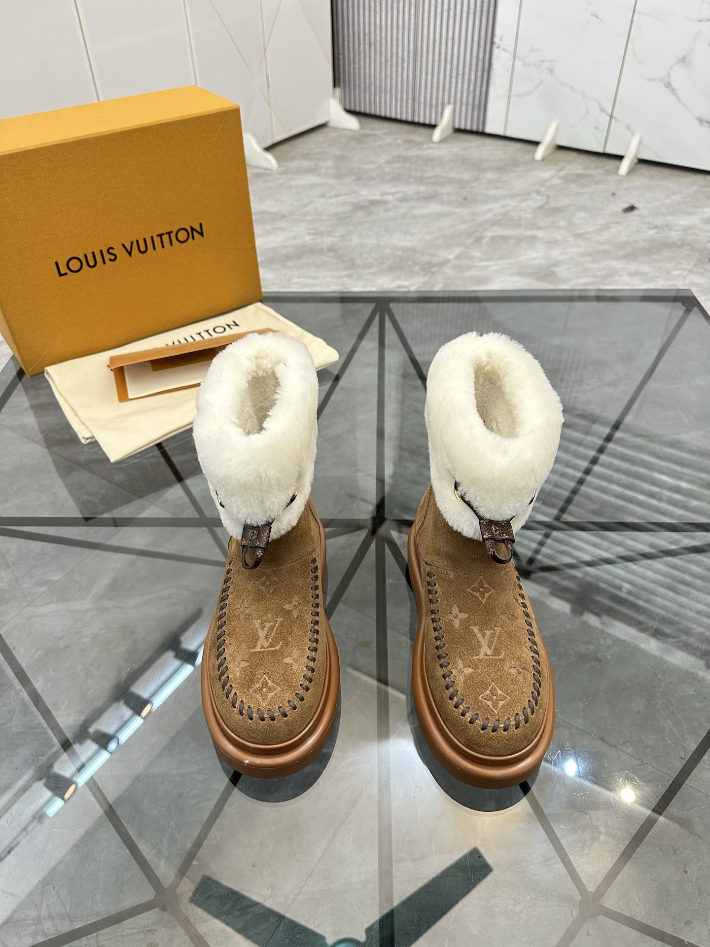 NO:680156,Price: Top quality product trademark LV* 'Louis Vuitton*' high-top boots. Regular size: 35-40 (can be customized to 41) Product material: imported first-layer nubuck leather upper, imported Australian wool lining, original outsole. No. H345,, louis vuitton, louis vuitton, boots19860909售 价:  顶级品质 商品商标 LV*「路易威登*」高帮靴子 正码码数:35-40(可订做41) 商品材料 鞋面进口头层磨砂皮,进口澳洲羊毛内里,原版大底. 编号H345,,louis vuitton,louis vuitton,boots,Men's shoes