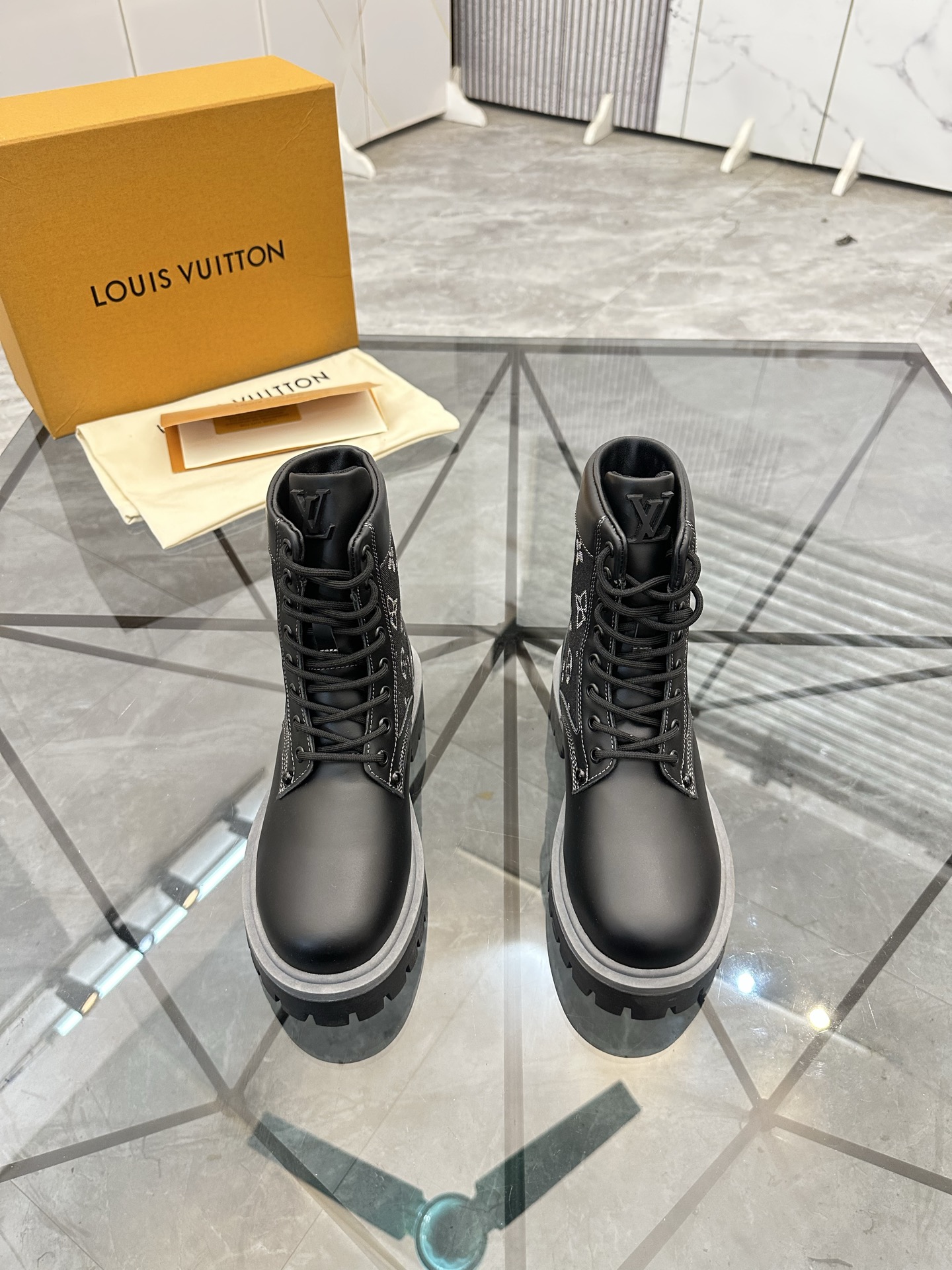 NO:680160,Price: Top quality product trademark LV* 'Louis Vuitton*' high-top boots Regular size: 35-44 (45 can be customized) Couple style Product material Imported first-layer cowhide upper, sheepskin lining, original outsole. No. H345, louis vuitton, louis vuitton, boots, cowhide, sheepskin19860909售 价:  顶级品质 商品商标 LV*「路易威登*」高帮靴子 正码码数:35-44(可订做45)情侣款 商品材料 鞋面进口头层牛皮,羊皮内里,原版大底. 编号H345,,louis vuitton,louis vuitton,boots,cowhide,sheepskin,Men's shoes