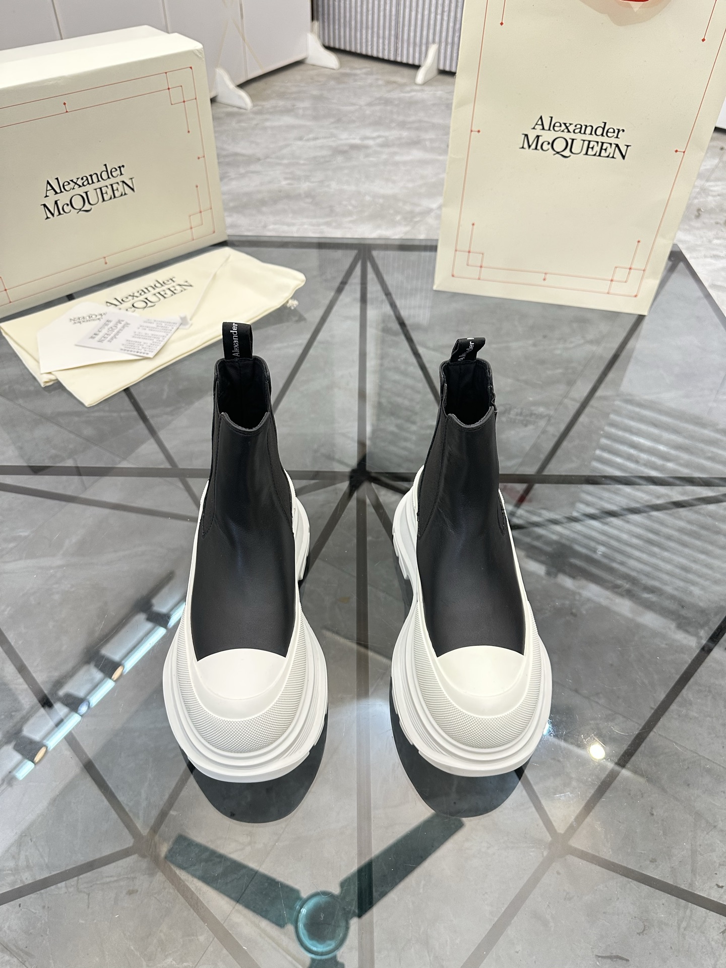 NO:680165,Price: Top quality, complete package, product trademark McQuee* 'McQueen*' high-top boots, correct size: 35-45 (can be customized to 46) couple style, product material, imported cowhide upper, water-dyed sheepskin lining, original outsole. No. H269,,alexander mcqueen,boots,cowhide,sheepskin19860909售 价:  顶级品质 全套包装 商品商标McQuee*「麦昆*」高帮靴子 正码码数: 35-45(可订做46)情侣款 商品材料鞋面进口牛皮,水染羊皮内里,原版大底. 编 号H269,,alexander mcqueen,boots,cowhide,sheepskin,Men's shoes