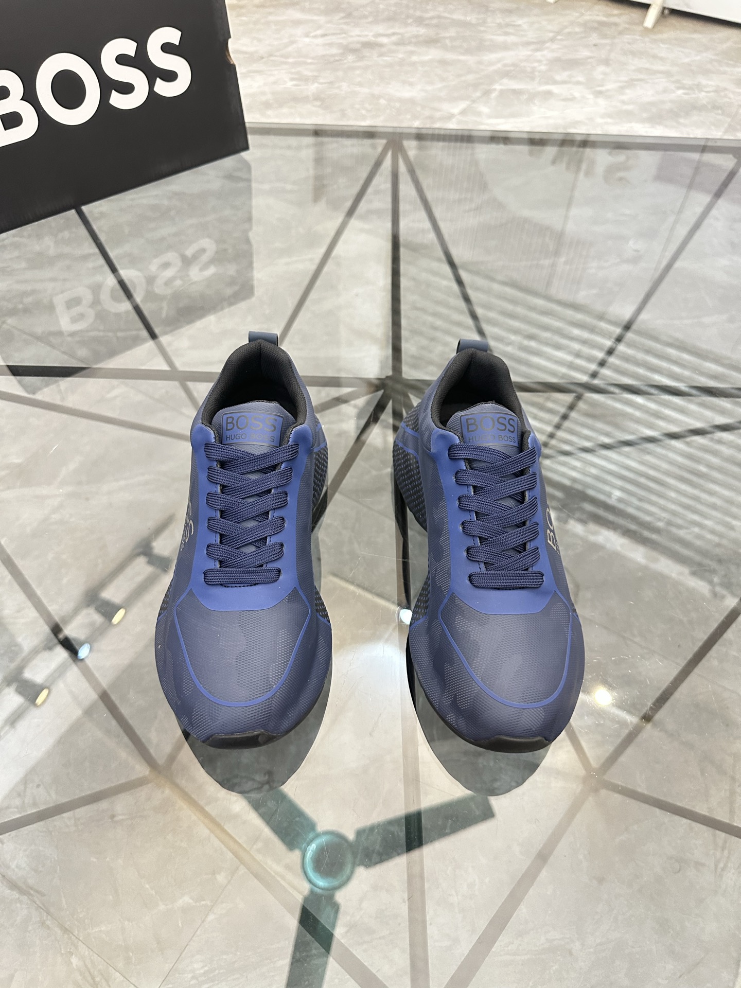 NO:779496,Price: Product trademark Boss *'Hugo Boss*' low-cut casual shoes. Regular size: 38-44 (can be customized to 45) Product material upper imported cowhide, breathable lining, original outsole. No. 375,,cowhide19860909售 价:  商品商标 Boss *「雨果博斯*」低帮休闲鞋 正码码数:38-44(可订做45) 商品材料鞋面进口牛皮,透气内里,原版大底. 编 号375,,cowhide,Men's shoes