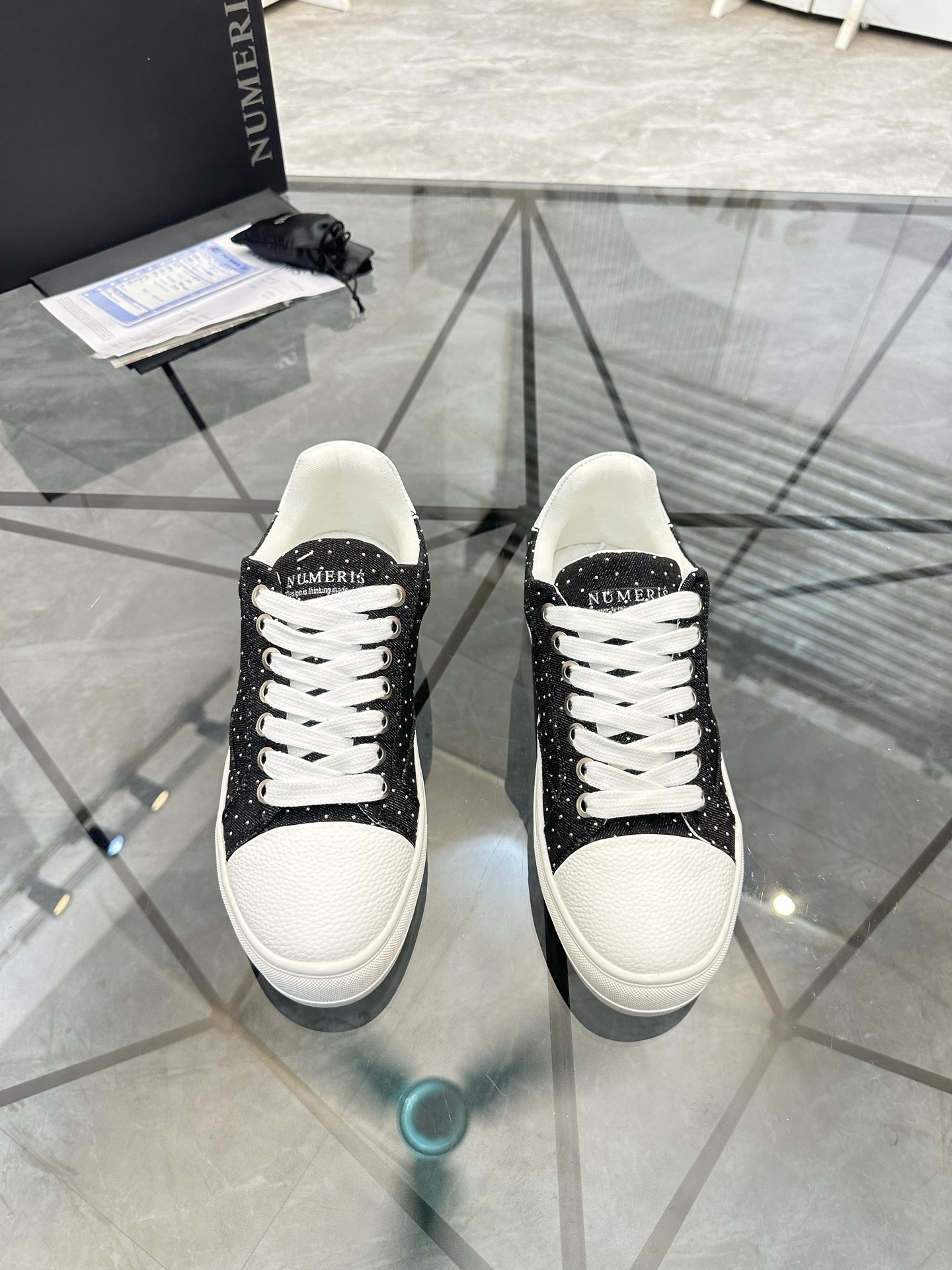 NO:779498,Price: Product trademark Numeris * 'Numeris*' low-top casual shoes. Regular size: 38-46. Product material upper imported cowhide spliced ​​with original washed cloth, breathable lining, original outsole. No. 920,,cowhide19860909售 价:  商品商标 Numeris *「Numeris*」低帮休闲鞋 正码码数:38-46 商品材料鞋面进口牛皮拼接原版水洗布,透气内里,原版大底. 编 号920,,cowhide,Men's shoes