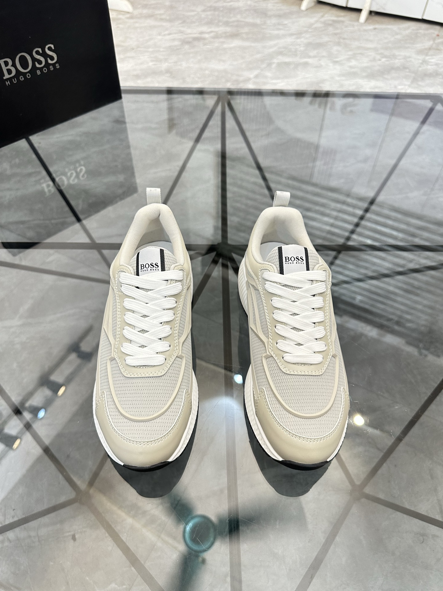 NO:830043,Selling price: Product trademark: Boss* 'Hugo Boss*' low-cut casual shoes. Regular size: 38-44 (can be customized to 45.46) Product material upper imported fly weave, breathable lining, original outsole. No. 001,19860909售 价:  商品商标: Boss*「雨果博思*」低帮休闲鞋 正码码数: 38-44(可订做45.46) 商品材料鞋面进口飞织,透气内里,原版大底. 编 号001,,Men's shoes