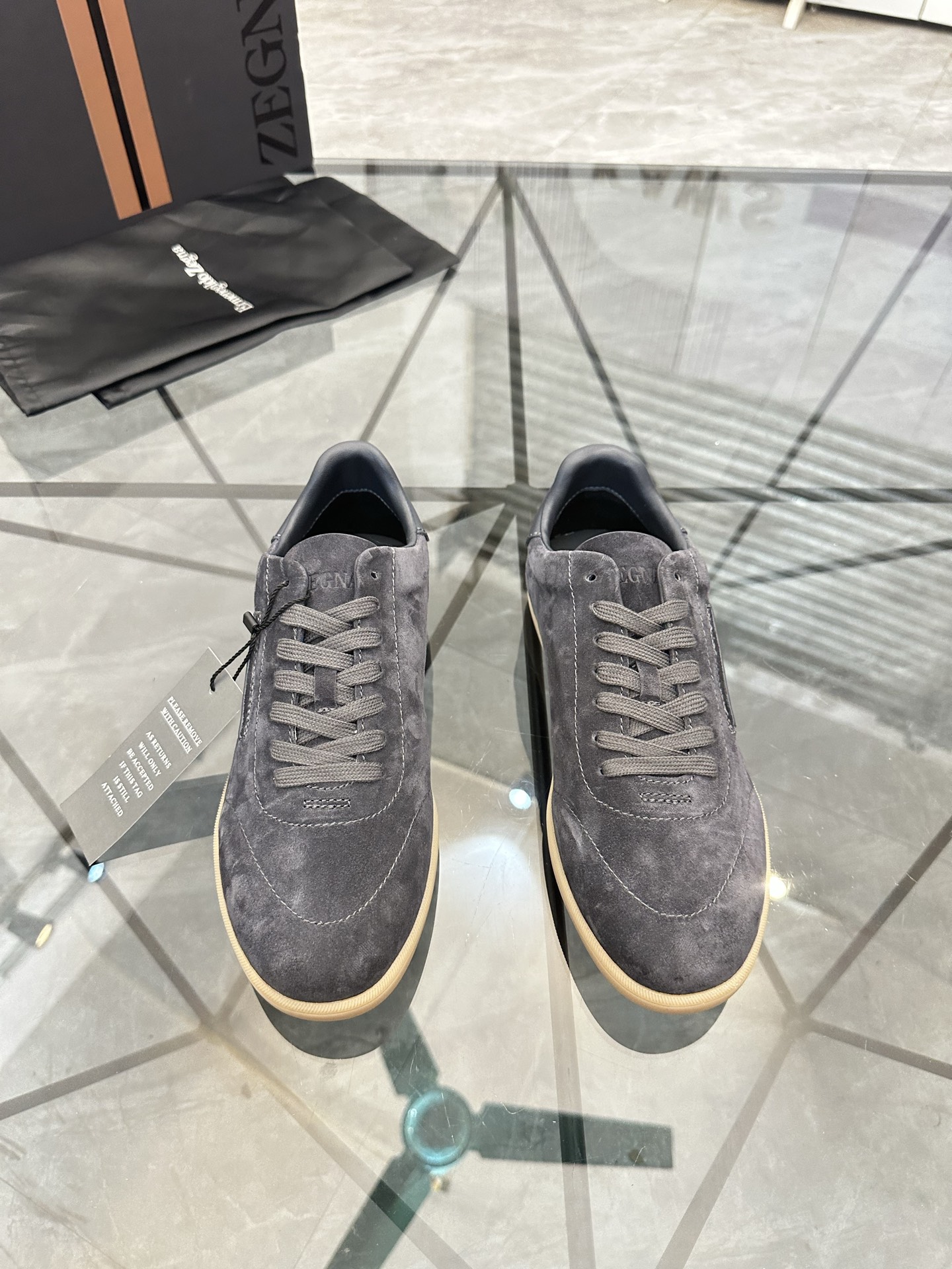 NO:830063,Price: Product trademark Zegna* 'Zegan*' low-top casual shoes. Regular size: 38-44 (can be customized to 45). Product material upper imported nubuck leather, sheepskin lining, original outsole. No. 846, zegna, sheepskin19860909售 价:   商品商标杰尼亚*「Zegan*」低帮休闲鞋 正码码数: 38-44(可订做45) 商品材料鞋面进口磨砂皮,羊皮内里,原版大底. 编 号846,,zegna,sheepskin,Men's shoes