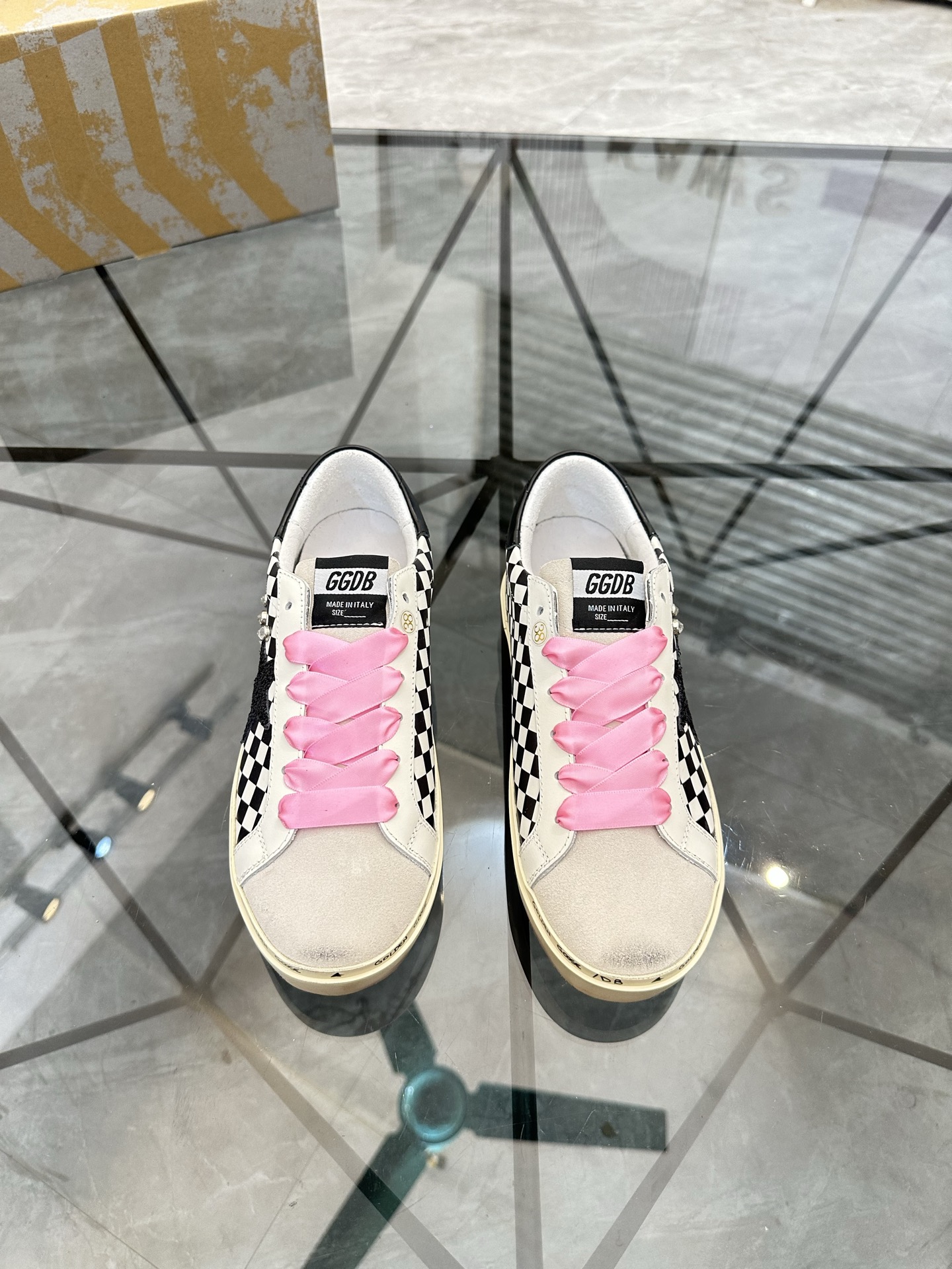 NO:830073,Price: Guangzhou high-end shoes Product trademark Xiao Dirty Shoes* 'Golden Goose*' low-top casual shoes Regular size: 35-44 (can be customized to 45.46) Product material upper imported cowhide, genuine leather lining, original outsole. No. 869,,cowhide19860909售 价:  广州高端鞋 商品商标小脏鞋*「Golden Goose*」低帮休闲鞋 正码码数: 35-44(可订做45.46) 商品材料鞋面进口牛皮,真皮内里,原版大底. 编 号869,,cowhide,Men's shoes