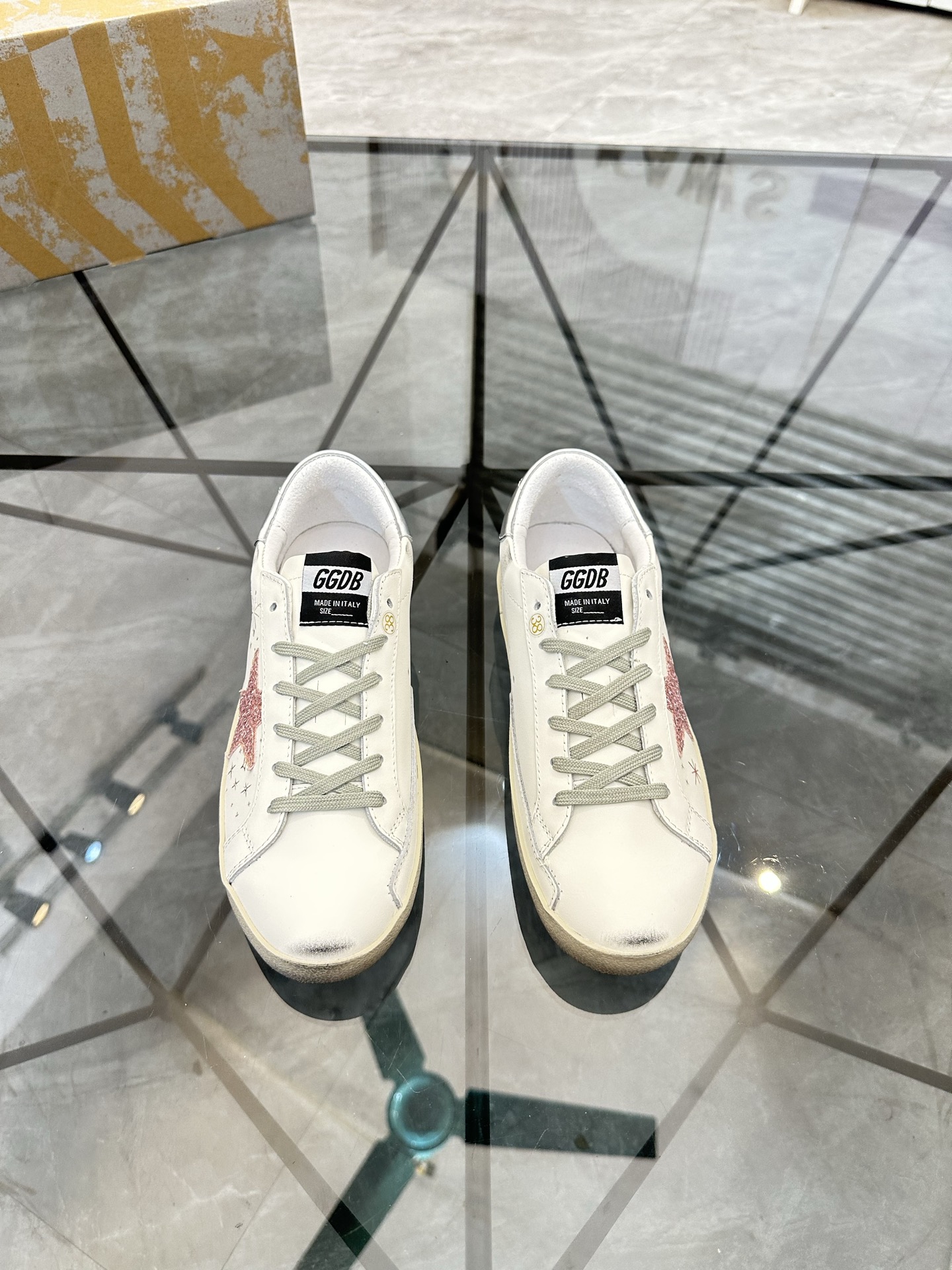 NO:830083,Price: Guangzhou high-end shoes Product trademark Xiao Dirty Shoes* 'Golden Goose*' low-cut casual shoes Regular size: 35-44 (can be customized to 45.46) Product material upper imported cowhide, genuine leather lining, pure hand-painted craftsmanship, original outsole. No. 869,,cowhide19860909售 价:  广州高端鞋 商品商标小脏鞋*「Golden Goose*」低帮休闲鞋 正码码数: 35-44(可订做45.46) 商品材料鞋面进口牛皮,真皮内里,纯手工手绘工艺,原版大底. 编 号869,,cowhide,Men's shoes