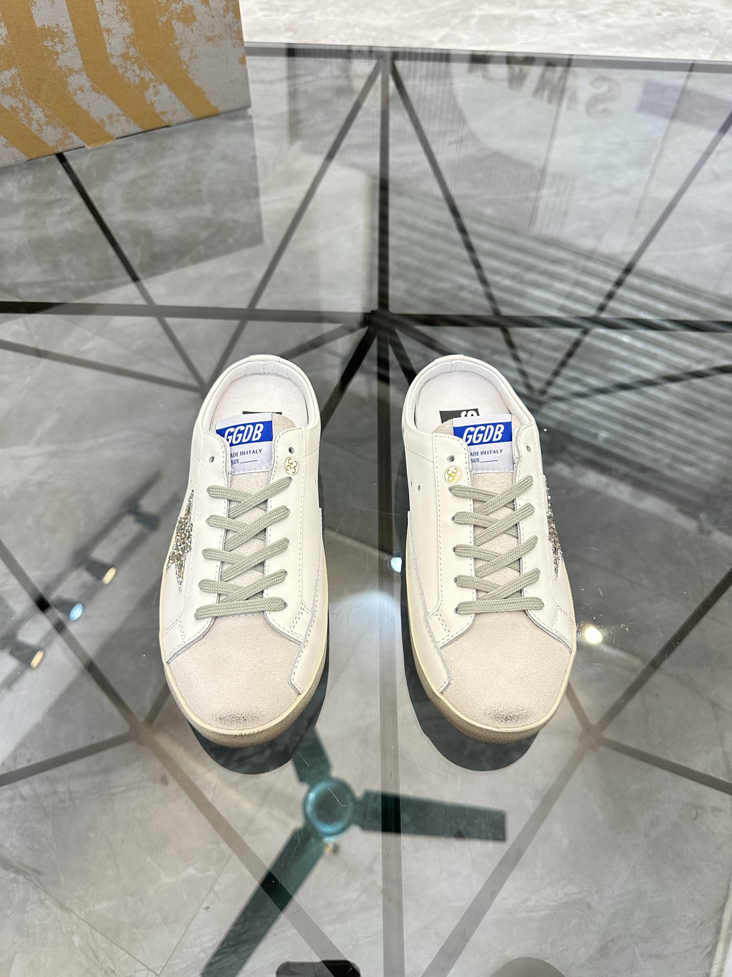 NO:830091,Price: Guangzhou high-end shoes product trademark Xiao Dirty Shoes* 'Golden Goose*' low-top half-flop. Regular size: 35-44 (can be customized to 45.46) Product material upper imported cowhide, genuine leather lining, pure hand-painted craftsmanship, original outsole. No. 869,,cowhide19860909售 价:  广州高端鞋 商品商标小脏鞋*「Golden Goose*」低帮半拖 正码码数: 35-44(可订做45.46) 商品材料鞋面进口牛皮,真皮内里,纯手工手绘工艺,原版大底. 编 号869,,cowhide,Men's shoes