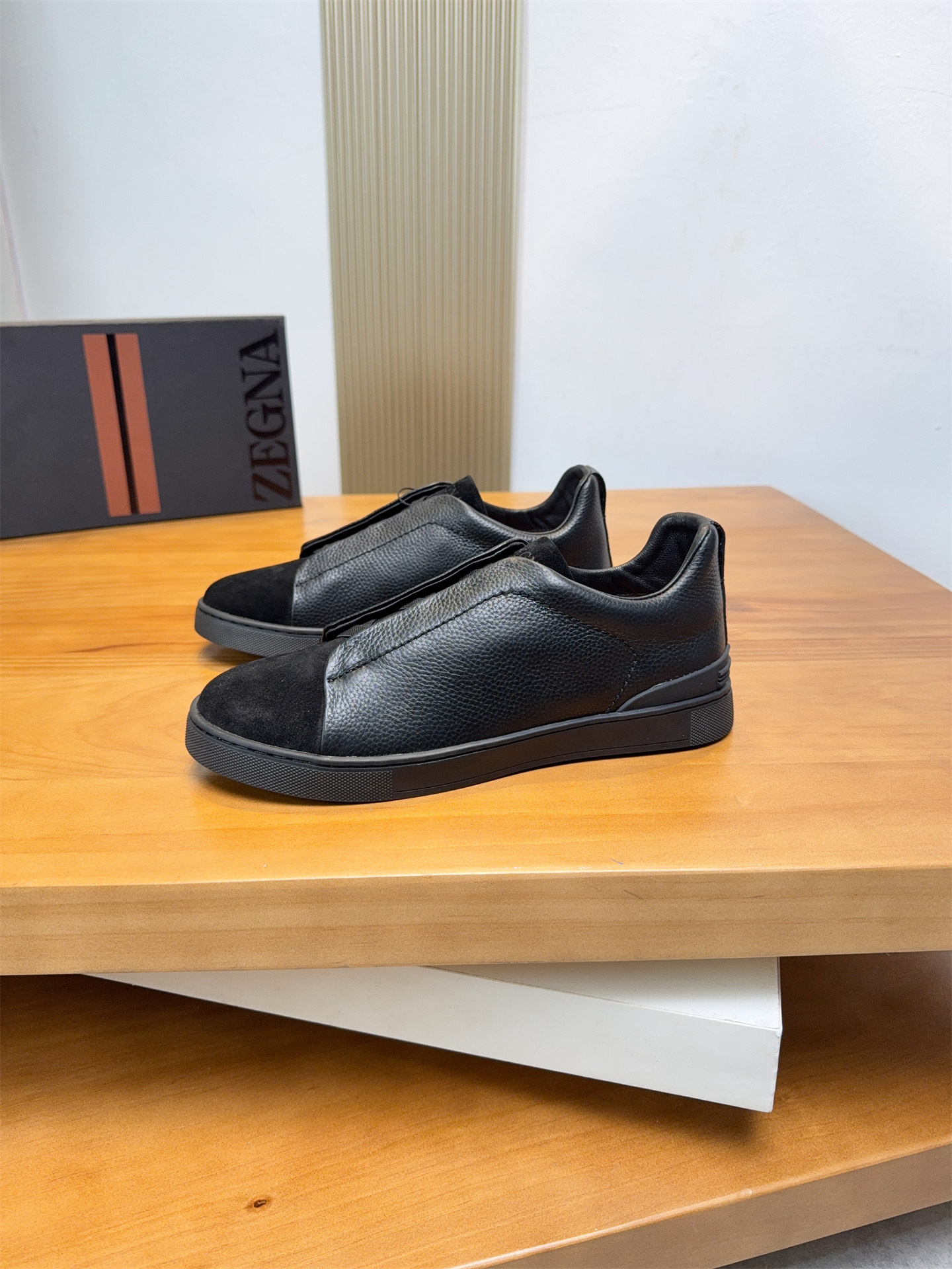 NO:831616,Price: High-end quality product trademark Zegna* 'Zegan*' low-top casual shoes. Regular size: 38-48 (supports returns and exchanges all year round) Product material upper imported first-layer cowhide spliced ​​nubuck leather, cowhide lining, original outsole. No. 8888,,zegna,cowhide19860909售 价:  高端品质 商品商标杰尼亚*「Zegan*」低帮休闲鞋 正码码数: 38-48(支持一年四季退换) 商品材料鞋面进口头层牛皮拼接磨砂皮,牛皮内里,原版大底. 编 号8888,,zegna,cowhide,Men's shoes