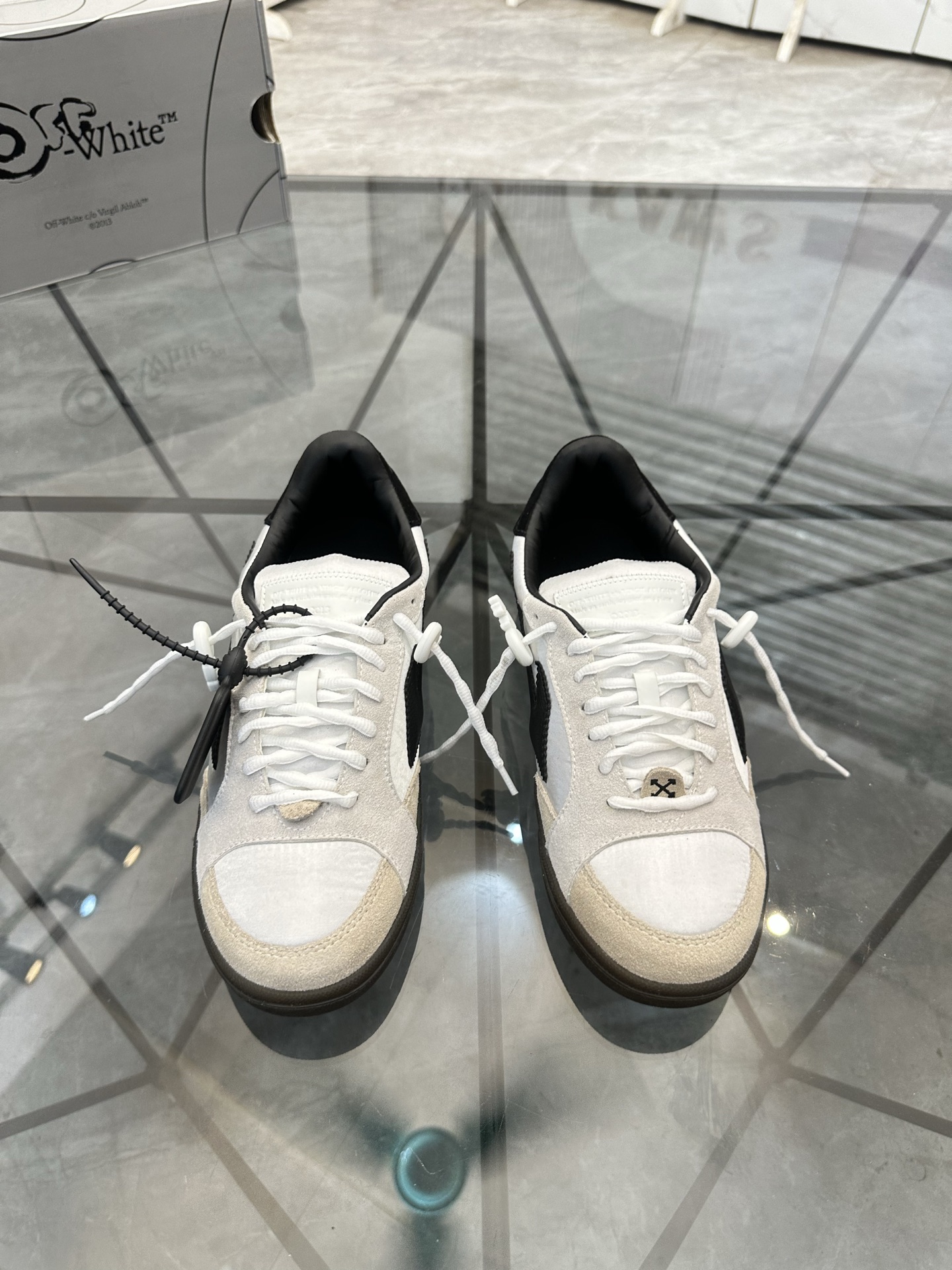 NO:854135,Price: Product trademark OFF WHITE *'OFF WHITE*' low-cut casual shoes. Regular size: 35-45 (can be customized to 46) couple style. Product material upper counter original fabric, breathable lining, original outsole. No. H203, off white19860909售 价:  商品商标 OFF WHITE *「OFF WHITE*」低帮休闲鞋 正码码数:35-45(可订做46)情侣款 商品材料鞋面专柜原版布料,透气内里,原版大底. 编 号H203,,off white,Men's shoes