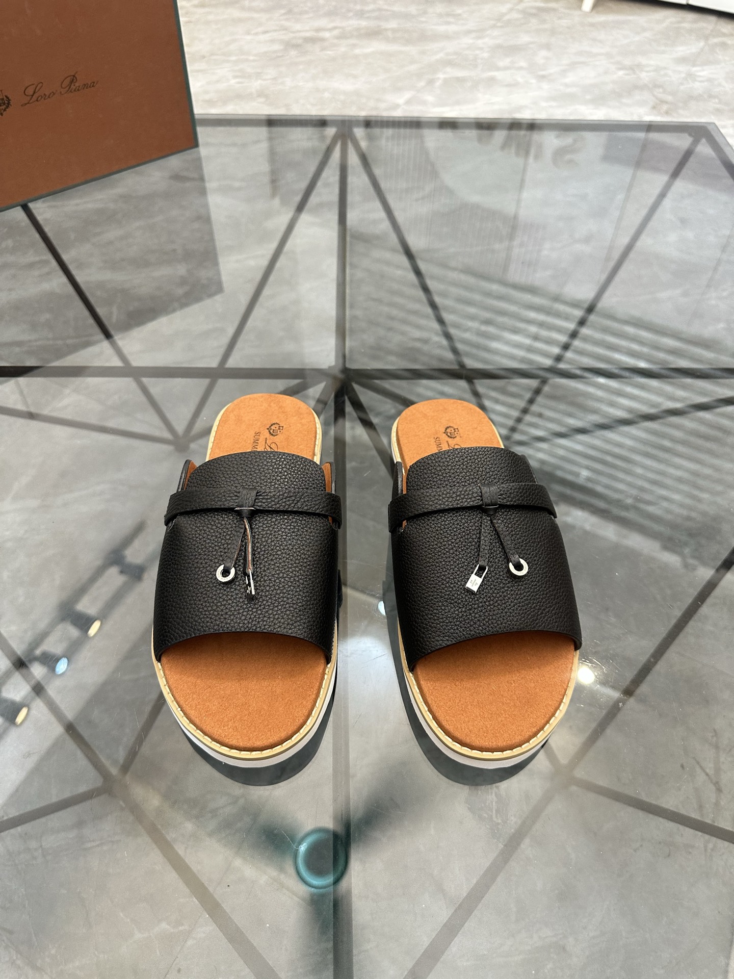 NO:854143,Price: Product trademark LP* 'Loro Piana*' slippers and sandals, correct size: 38-45 (can be customized to 46) Product material upper imported cowhide, breathable lining, original outsole. No. H216, loro piana, sandals, slippers, cowhide19860909售 价:   商品商标LP*「诺悠翩雅*」拖鞋 凉鞋 正码码数: 38-45(可订做46) 商品材料鞋面进口牛皮,透气内里,原版大底. 编 号H216,,loro piana,sandals,slippers,cowhide,Men's shoes