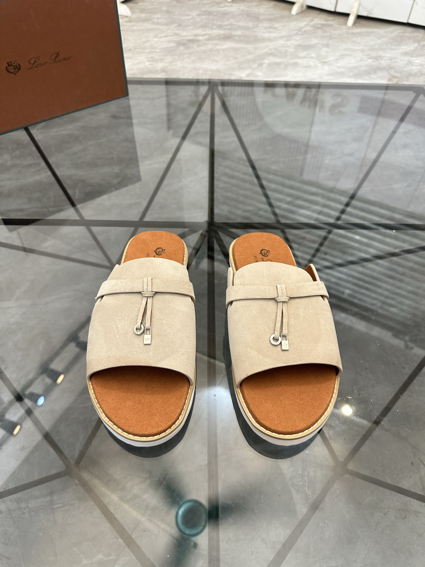 NO:854152,Price: Product trademark LP* 'Loro Piana*' slippers and sandals, correct size: 38-45 (can be customized to 46) Product material upper imported nubuck leather, breathable lining, original outsole. No. H216, loro piana, sandals, slippers19860909售 价:   商品商标LP*「诺悠翩雅*」拖鞋 凉鞋 正码码数: 38-45(可订做46) 商品材料鞋面进口磨砂皮,透气内里,原版大底. 编 号H216,,loro piana,sandals,slippers,Men's shoes