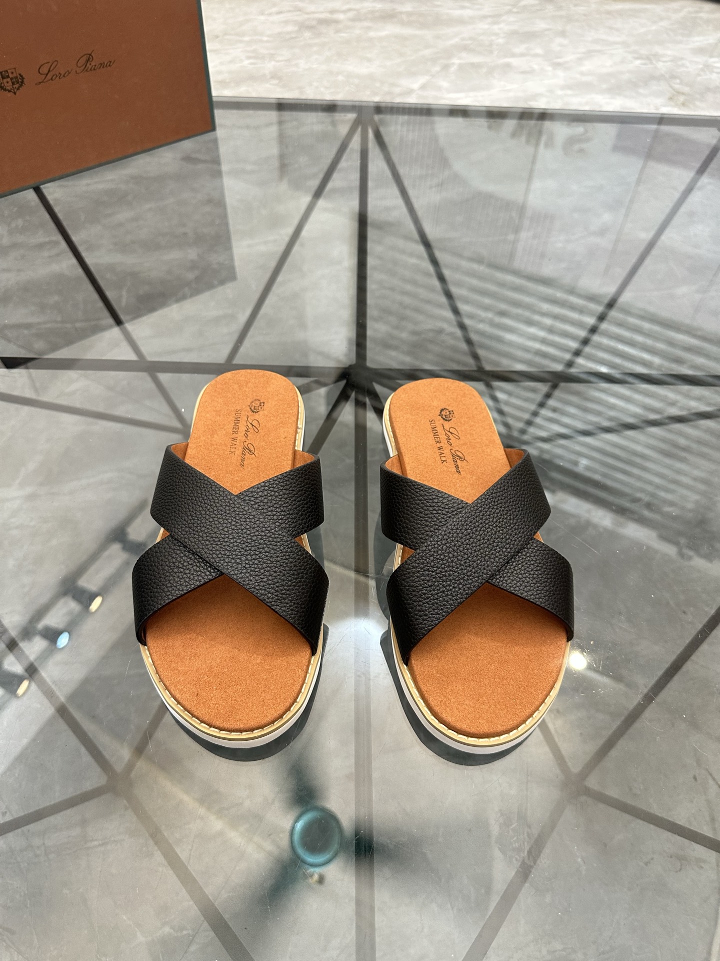 NO:854163,Price: Product trademark LP* 'Loro Piana*' slippers and sandals, correct size: 38-45 (can be customized to 46) Product material upper imported cowhide, breathable lining, original outsole. No. H216, loro piana, sandals, slippers, cowhide19860909售 价:   商品商标LP*「诺悠翩雅*」拖鞋 凉鞋 正码码数: 38-45(可订做46) 商品材料鞋面进口牛皮,透气内里,原版大底. 编 号H216,,loro piana,sandals,slippers,cowhide,Men's shoes