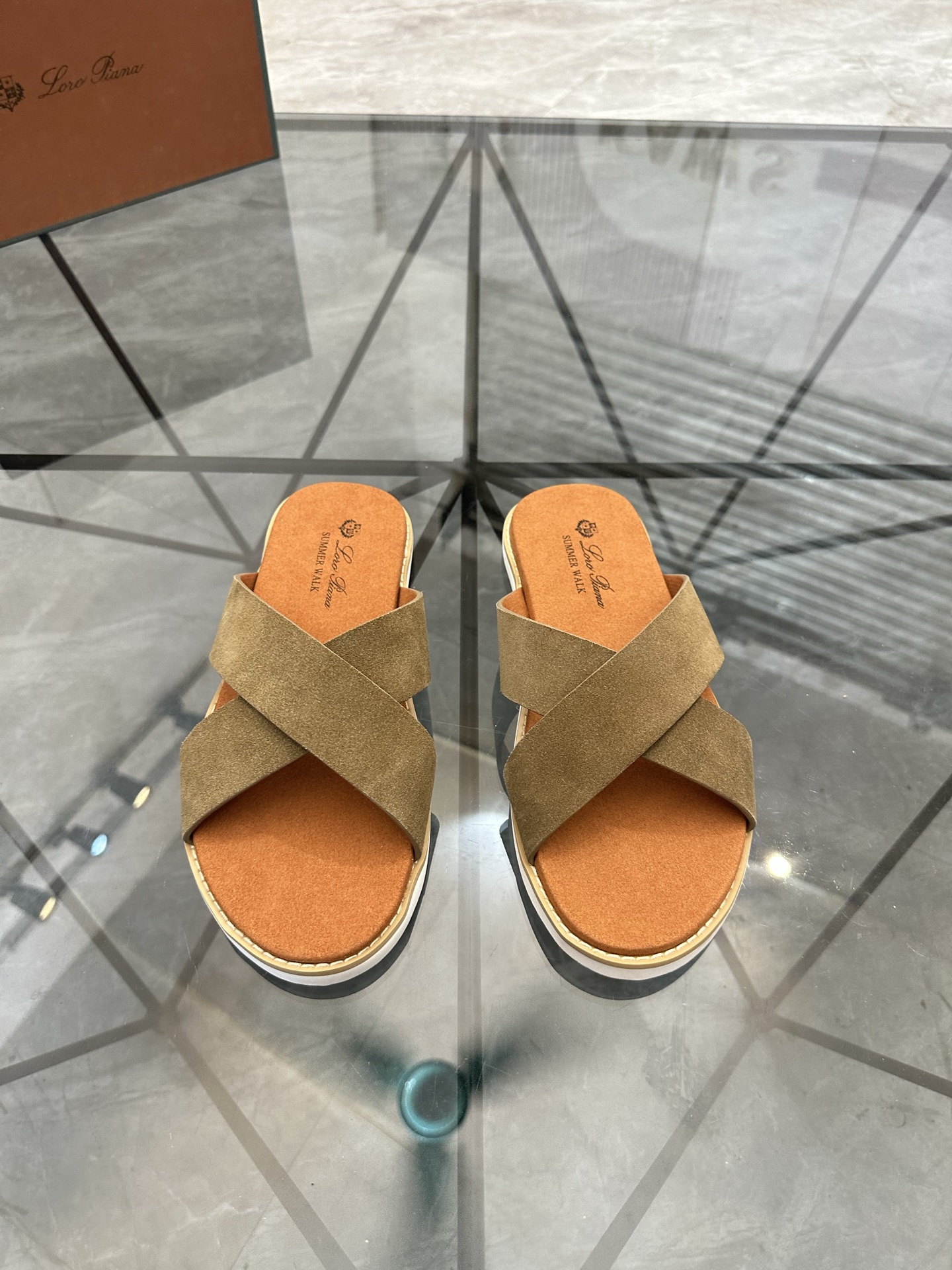 NO:854175,Price: Product trademark LP* 'Loro Piana*' slippers and sandals, correct size: 38-45 (can be customized to 46) Product material upper imported nubuck leather, breathable lining, original outsole. No. H216, loro piana, sandals, slippers19860909售 价:   商品商标LP*「诺悠翩雅*」拖鞋 凉鞋 正码码数: 38-45(可订做46) 商品材料鞋面进口磨砂皮,透气内里,原版大底. 编 号H216,,loro piana,sandals,slippers,Men's shoes