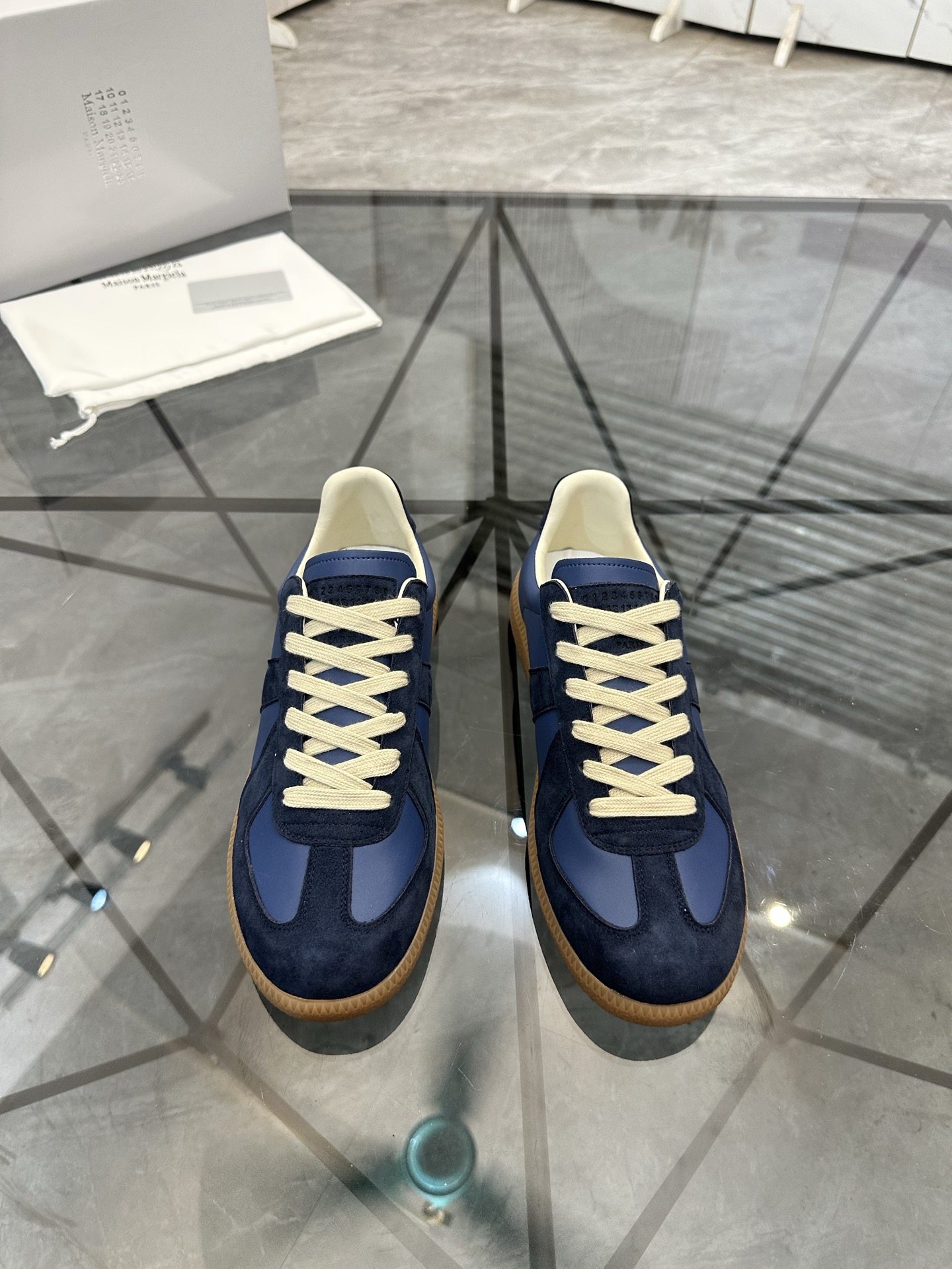 NO:854197,Price: (popular Guangzhou product) All colors are available Product trademark *'Masion Margiela*' low-cut casual moral training shoes Regular size: 35-45 (can be customized to 46) Couple style Product material Upper imported cowhide spliced ​​nubuck leather, professional hand-painted craftsmanship, sheepskin lining, original outsole. No. 943, masion margiela,cowhide,sheepskin19860909售 价: (爆款广州货)所有颜色都有 商品商标 *「梅森马吉拉*」低帮休闲德训鞋 正码码数:35-45(可订做46)情侣款 商品材料鞋面进口牛皮拼接磨砂皮,专业手绘工艺,羊皮内里,原版大底. 编 号943,,masion margiela,cowhide,sheepskin,Men's shoes