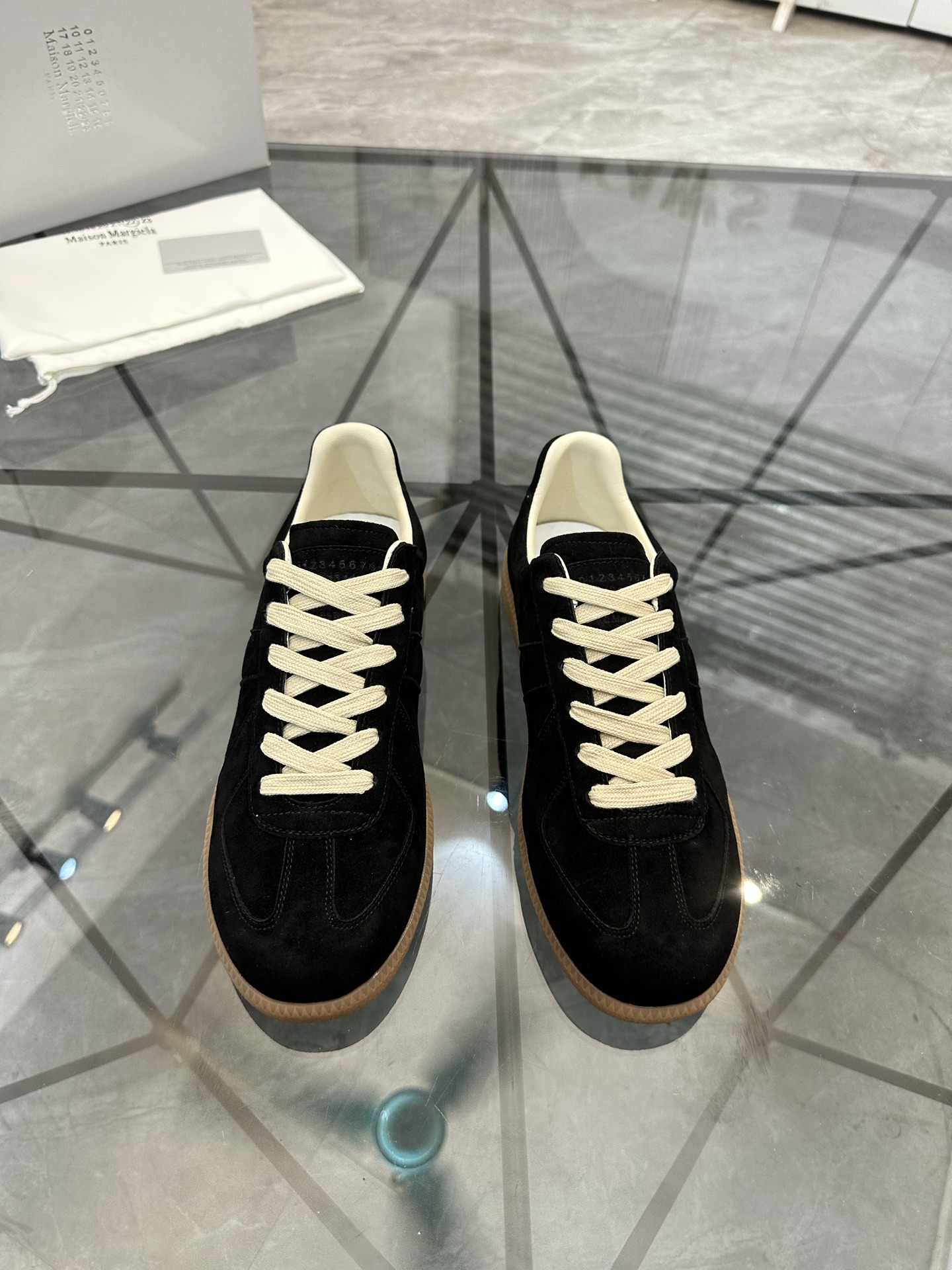 NO:854206,Price: (popular Guangzhou product) All colors are available Product trademark *'Masion Margiela*' low-top casual moral training shoes Regular size: 35-45 (can be customized to 46) Couple style Product material Upper imported nubuck leather, sheepskin lining, original outsole. No. 943, masion margiela, sheepskin19860909售 价: (爆款广州货)所有颜色都有 商品商标 *「梅森马吉拉*」低帮休闲德训鞋 正码码数:35-45(可订做46)情侣款 商品材料鞋面进口磨砂皮,羊皮内里,原版大底. 编 号943,,masion margiela,sheepskin,Men's shoes