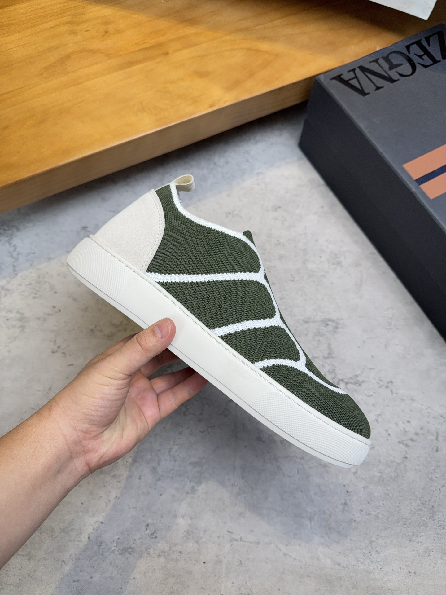 NO:886130,Price: High-end quality product trademark Zegna* 'Zegan*' low-cut casual shoes. Regular size: 38-47 (supports returns and exchanges all year round) Product material upper imported fly weave, breathable lining, original outsole. No. 8888,,zegna19860909售 价:  高端品质 商品商标杰尼亚*「Zegan*」低帮休闲鞋 正码码数: 38-47(支持一年四季退换) 商品材料鞋面进口飞织,透气内里,原版大底. 编 号8888,,zegna,Men's shoes
