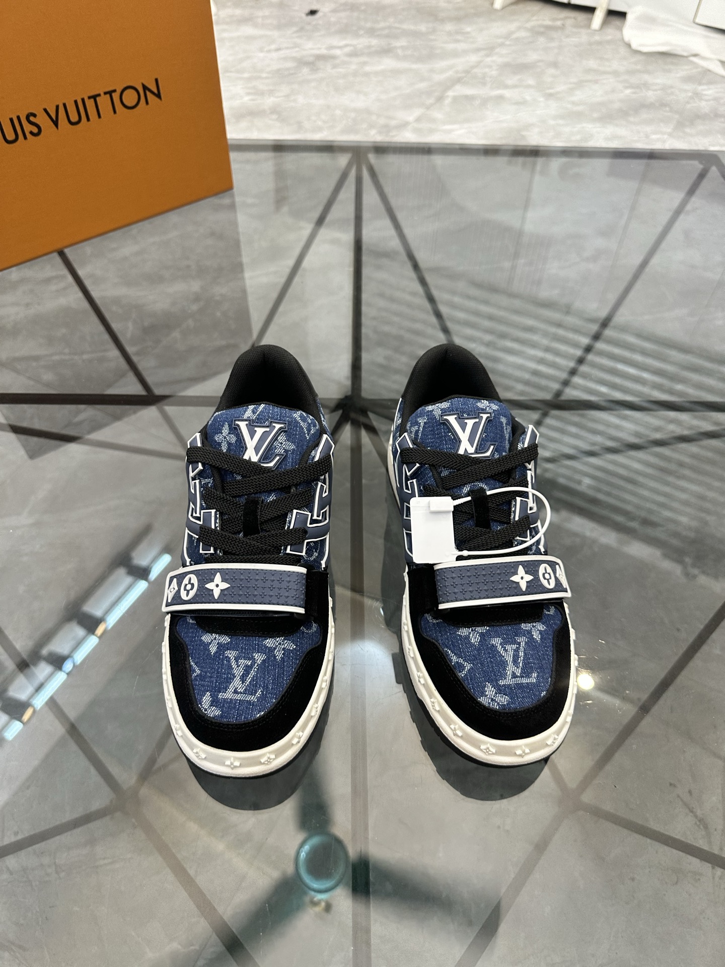 NO:898137,Price: High-end quality product trademark LV* 'Louis Vuitton*' low-top sneakers. Regular size: 38-44 (45.46 can be customized) Product material upper imported nubuck leather splicing original material, breathable lining, original outsole. No. 669, louis vuitton, louis vuitton, sneakers19860909售 价:  高端品质 商品商标LV*「路易威登*」低帮运动鞋 正码码数: 38-44(可订做45.46) 商品材料鞋面进口磨砂皮拼接原版材料,透气内里,原版大底. 编 号669,,louis vuitton,louis vuitton,sneakers,Men's shoes