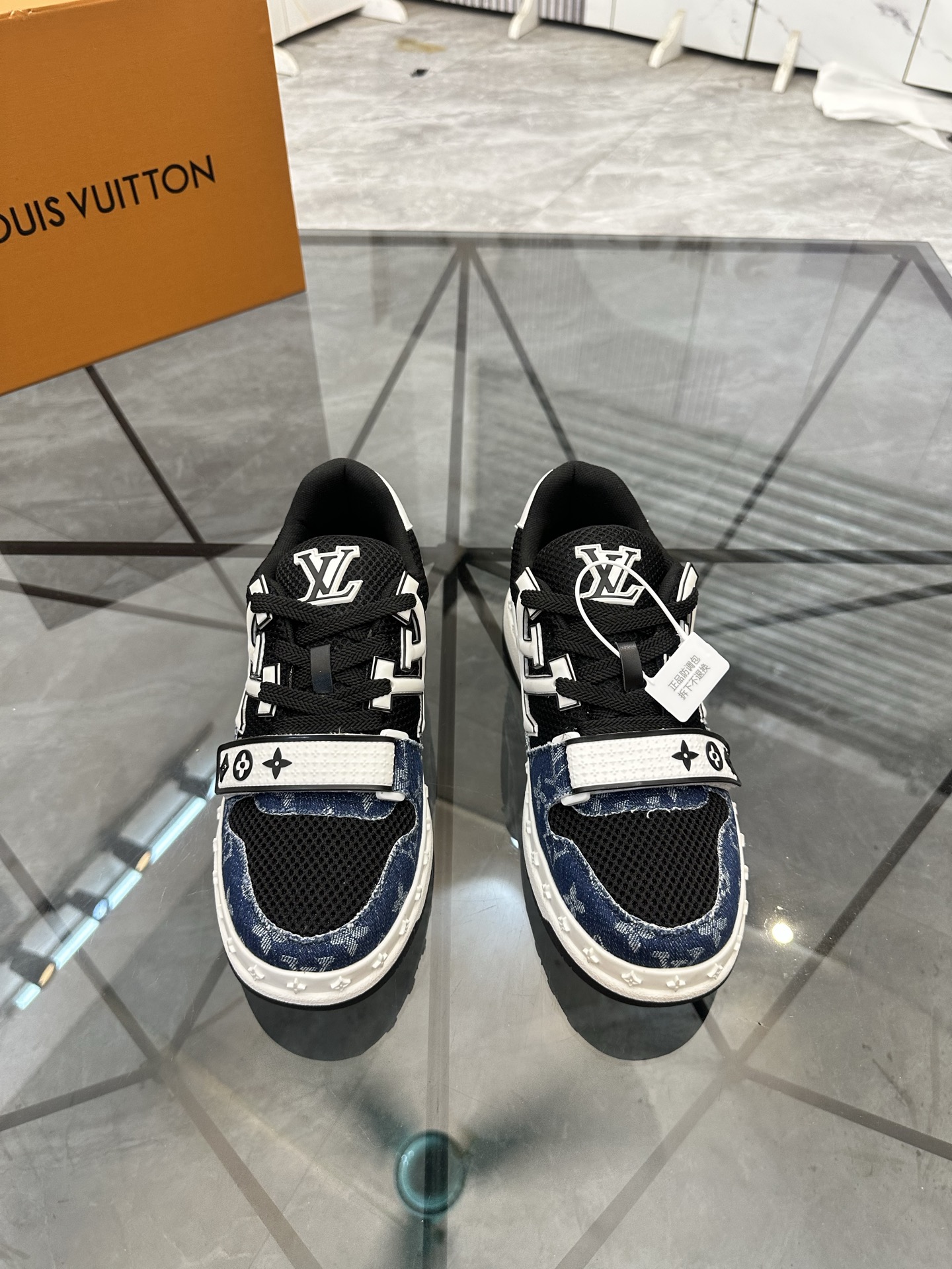NO:898111,Price: High-end quality product trademark LV* 'Louis Vuitton*' low-top sneakers. Regular size: 38-44 (can be customized to 45.46) Product material upper imported cowhide stitching original material, breathable lining, original outsole. No. 669, louis vuitton, louis vuitton, sneakers, cowhide19860909售 价:  高端品质 商品商标LV*「路易威登*」低帮运动鞋 正码码数: 38-44(可订做45.46) 商品材料鞋面进口牛皮拼接原版材料,透气内里,原版大底. 编 号669,,louis vuitton,louis vuitton,sneakers,cowhide,Men's shoes