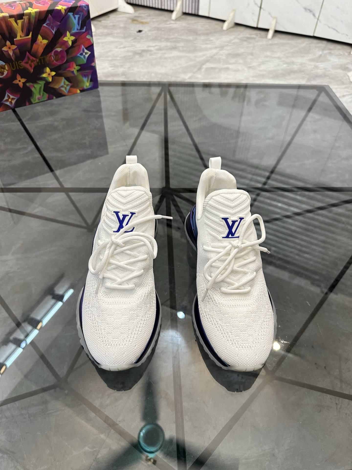 NO:898126,Price: (Drawer box 20) Product trademark LV* 'Louis Vuit*' low-top sneakers. Regular size: 38-44 (can be customized to 45.46.) Product material: imported breathable fly knit upper, breathable lining, original raw rubber translucent combination outsole. No. 2068, louis vuitton, louis vuitton, sneakers19860909售 价:  (抽屉盒20) 商品商标LV* 「路易威*」低帮运动鞋 正码码数: 38-44(可订做45.46.) 商品材料鞋面进口透气飞织,透气内里,原版生胶半透明组合大底. 编 号2068,,louis vuitton,louis vuitton,sneakers,Men's shoes