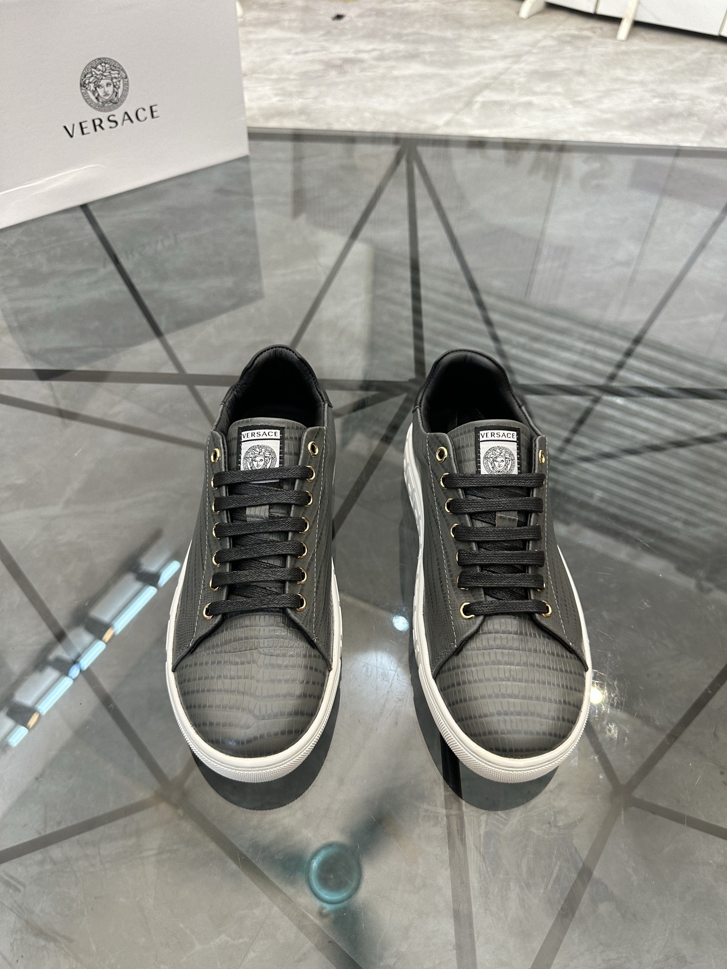 NO:898128,Price: Product trademark Versace* 'Versace*' low-top sneakers. Regular size: 38-44 (can be customized to 45.46.) Product material upper imported cowhide, sheepskin lining, original raw rubber translucent combination outsole. No. 236,,versace,versace,sneakers,cowhide,sheepskin19860909售 价:   商品商标Versace* 「范思哲*」低帮运动鞋 正码码数: 38-44(可订做45.46.) 商品材料鞋面进口牛皮,羊皮内里,原版生胶半透明组合大底. 编 号236,,versace,versace,sneakers,cowhide,sheepskin,Men's shoes