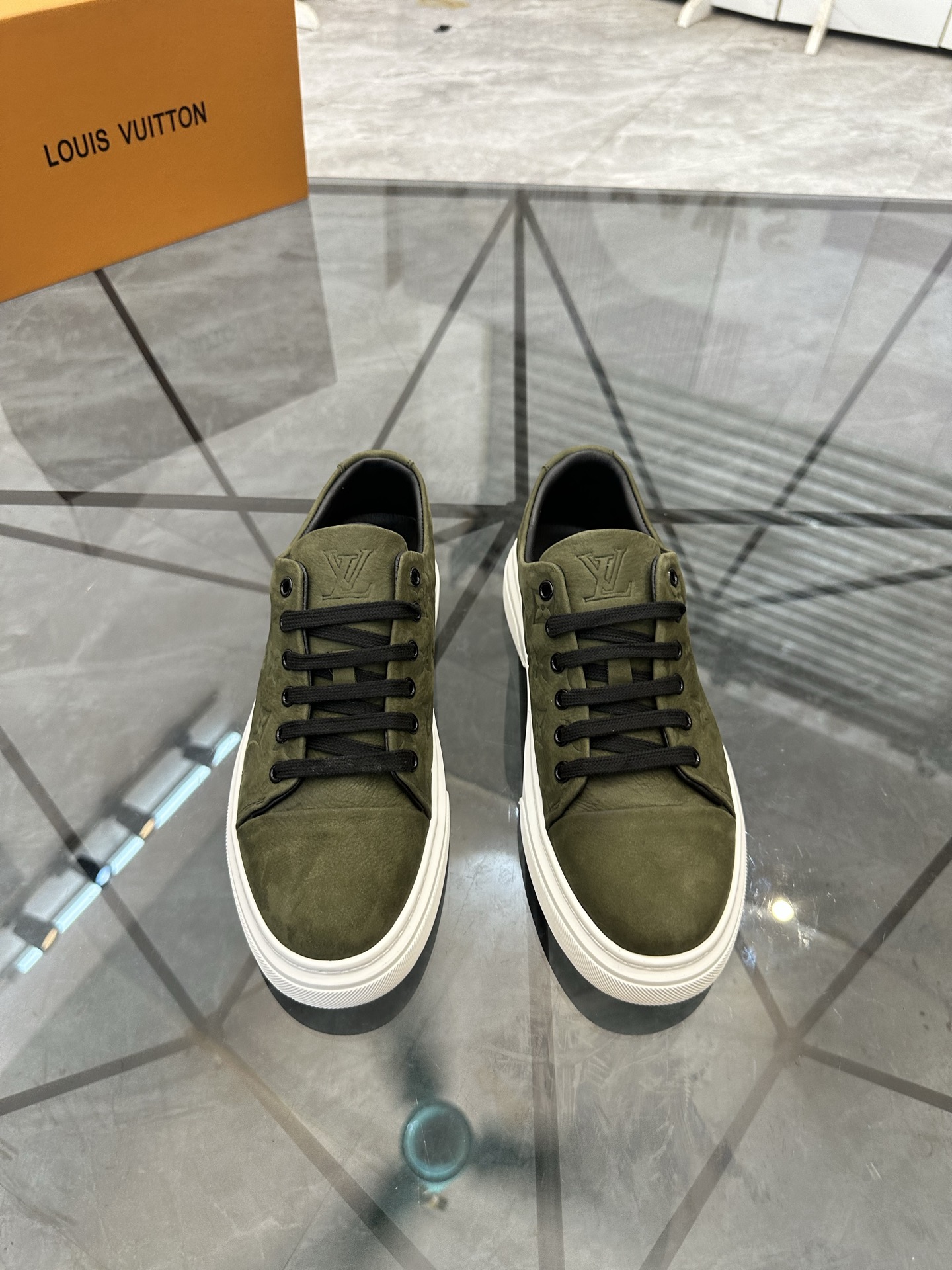 NO:898132,Price: Product trademark LV* 'Louis Vuitton*' low-top sneakers. Regular size: 38-44 (45 can be customized.) Product material: imported nubuck leather upper, sheepskin lining, original raw rubber translucent combination outsole. No. 828, louis vuitton, louis vuitton, sneakers, sheepskin19860909售 价:   商品商标LV* 「路易威登*」低帮运动鞋 正码码数: 38-44(可订做45.) 商品材料鞋面进口磨砂皮,羊皮内里,原版生胶半透明组合大底. 编 号828,,louis vuitton,louis vuitton,sneakers,sheepskin,Men's shoes