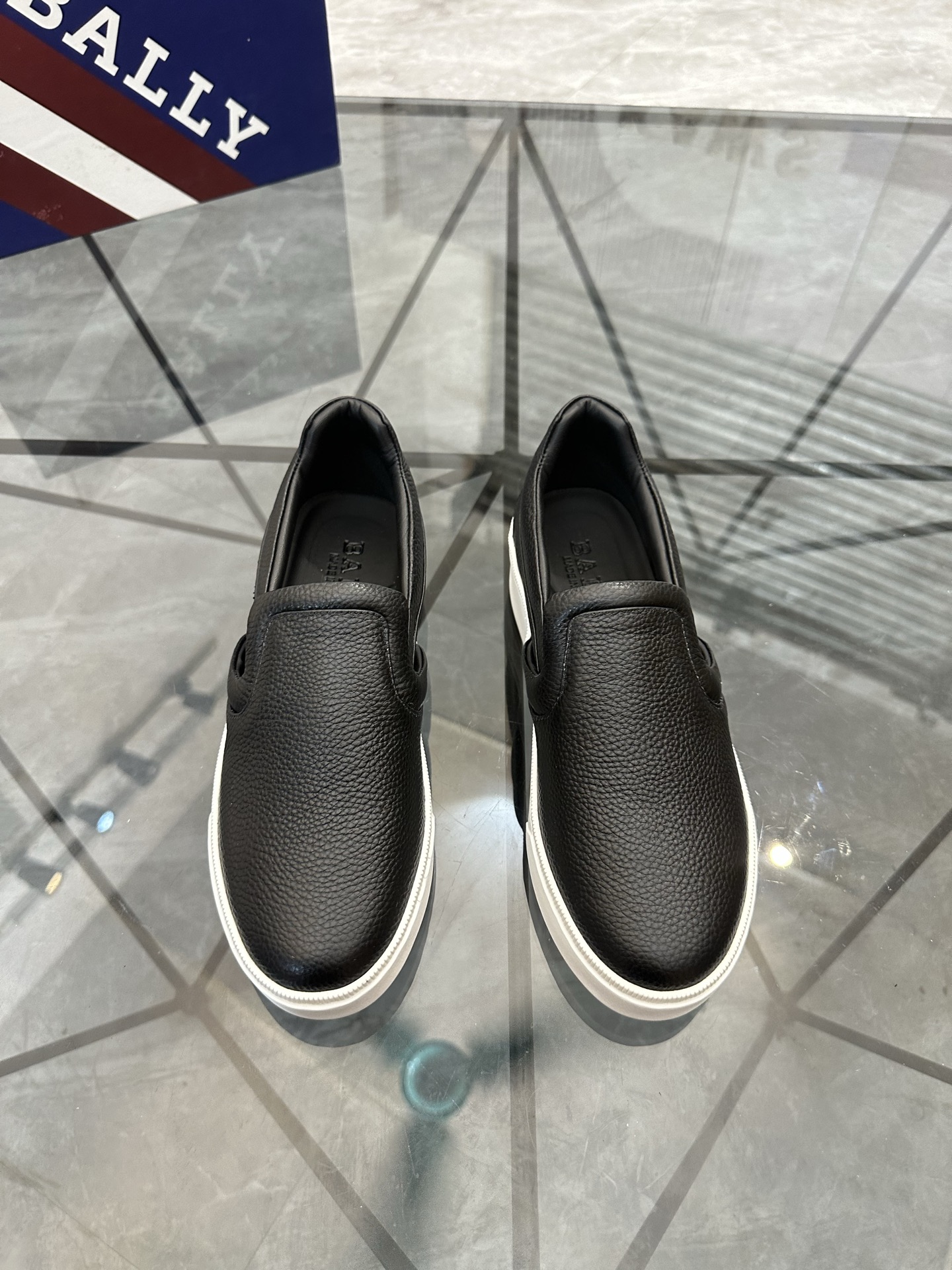NO:953888,Price: Product trademark BALLY* 'Bally*' slip-ons. Regular size: 38-44 (can be customized to 45.46). Product material upper imported cowhide, sheepskin lining, original outsole. No. 564, bally, cowhide, sheepskin19860909售 价:  商品商标BALLY*「巴利*」一脚蹬 正码码数:38-44(可订做45.46) 商品材料鞋面进口牛皮,羊皮内里,原版大底. 编 号564,,bally,cowhide,sheepskin,Men's shoes