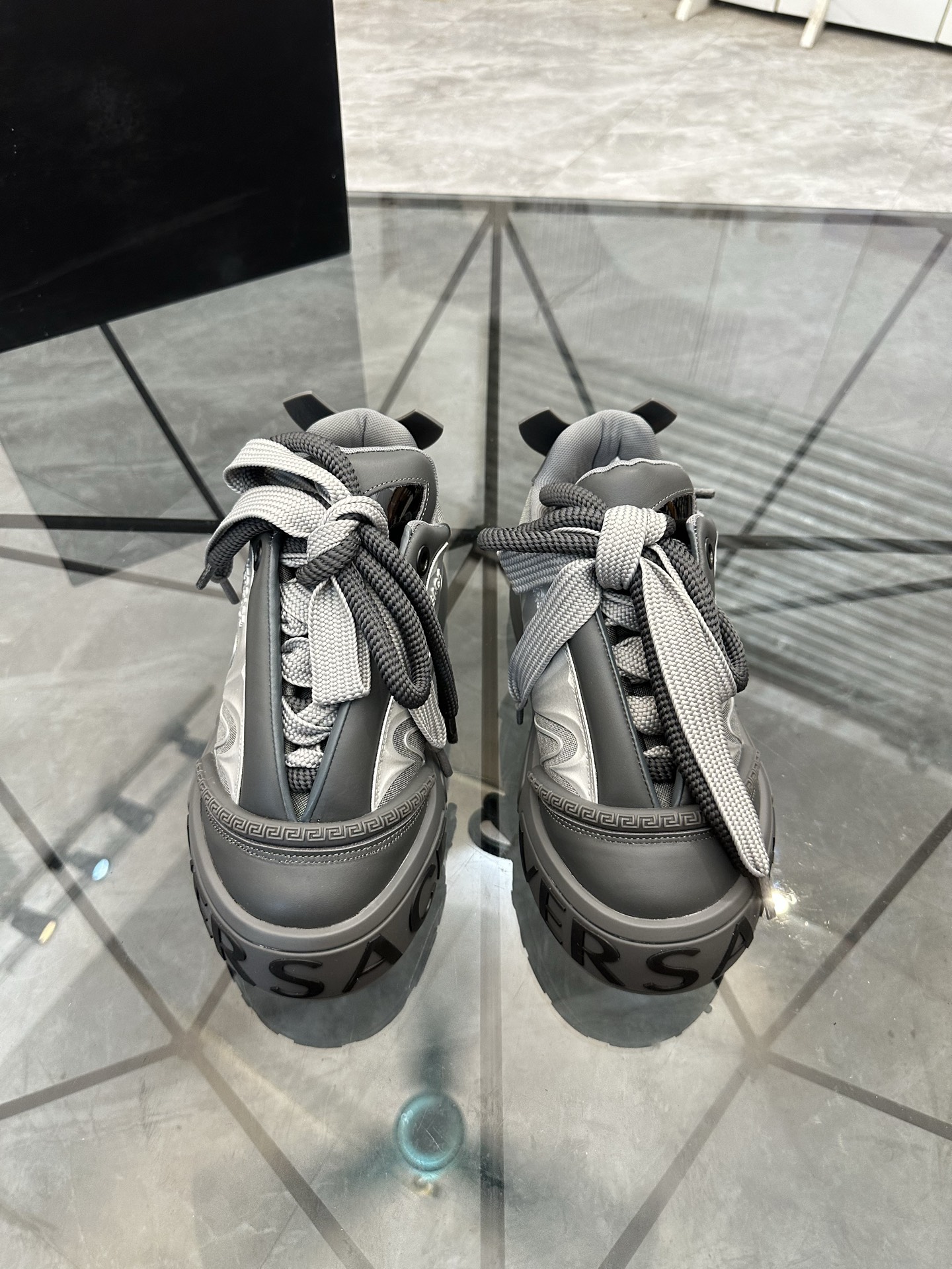 NO:953898,Price: Product trademark Versace* 'Versace*' low-top casual shoes. Regular size: 39-44 (can be customized 38.45.46) Product material: Upper imported cowhide stitching original material, breathable lining, original outsole. No. 0008,,versace,versace,cowhide19860909售 价:   商品商标 Versace*「范思哲*」低帮休闲鞋 正码码数:39-44(可订做38.45.46) 商品材料 鞋面进口牛皮拼接原版材料,透气内里,原版大底. 编 号0008,,versace,versace,cowhide,Men's shoes