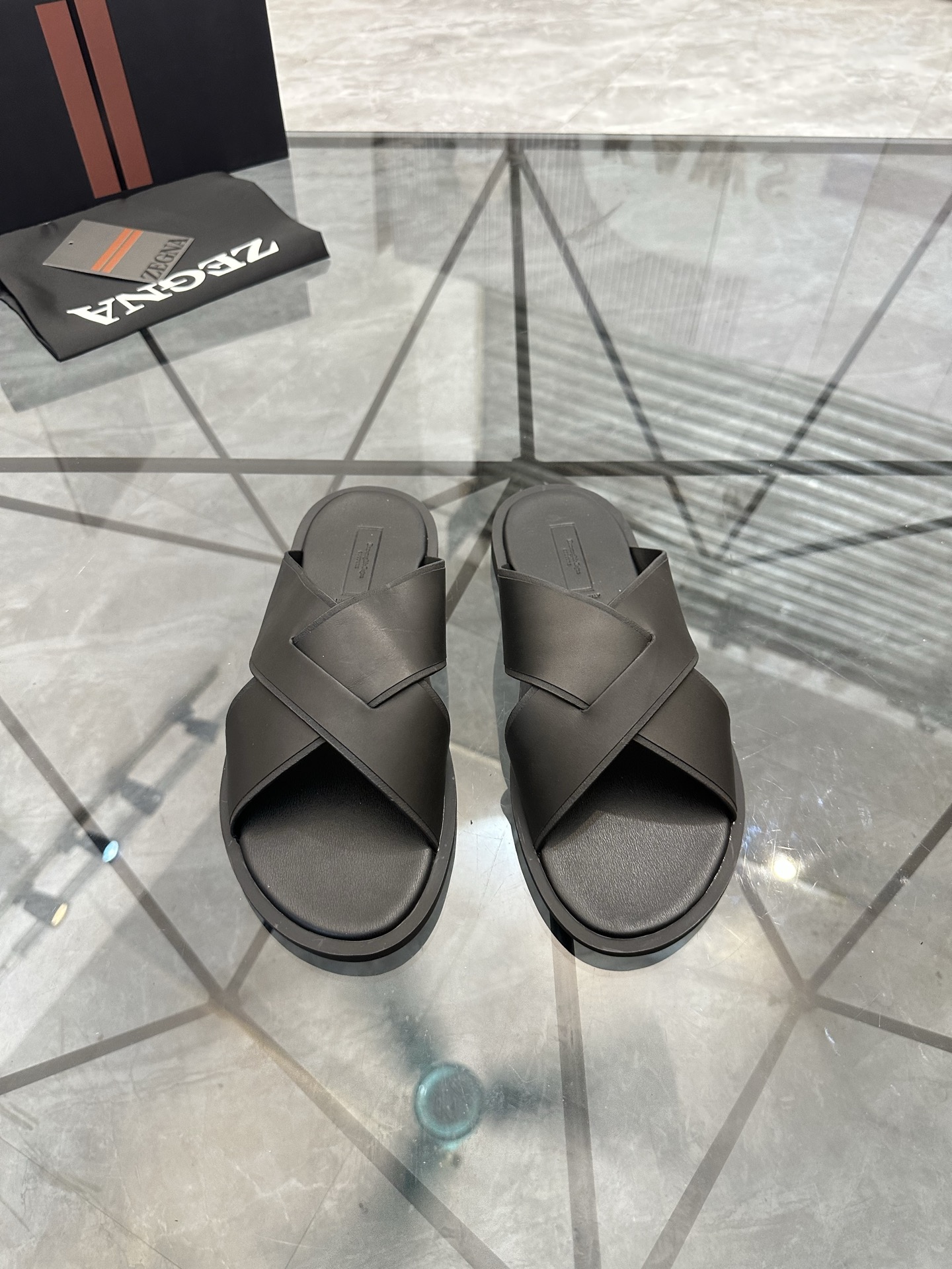 NO:953918,Price: Product trademark Zegan* 'Zegna*' slippers and sandals. Regular size: 39-44 (customized at 45.46) Product material upper imported cowhide, breathable lining, original outsole. No. B216,,zegna,sandals,slippers,cowhide19860909售 价:   商品商标Zegan*「杰尼亚*」拖鞋 凉鞋 正码码数: 39-44(45.46订做) 商品材料鞋面进口牛皮,透气内里,原版大底. 编 号B216,,zegna,sandals,slippers,cowhide,Men's shoes