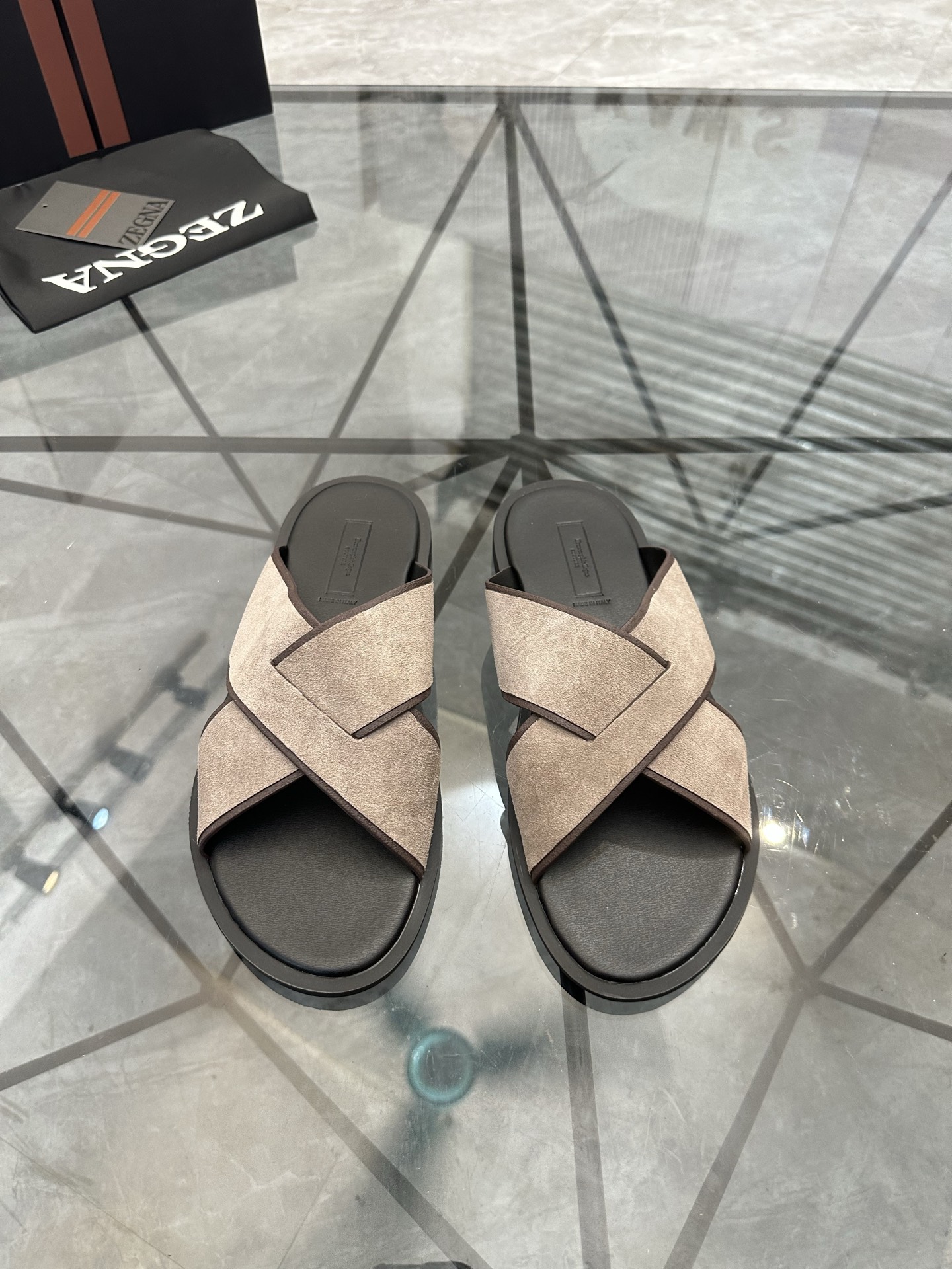 NO:953928,Price: Product trademark Zegan* 'Zegna*' slippers and sandals. Regular size: 39-44 (customized at 45.46). Product material: imported nubuck leather upper, breathable lining, original outsole. No. B216,,zegna,sandals,slippers19860909售 价:   商品商标Zegan*「杰尼亚*」拖鞋 凉鞋 正码码数: 39-44(45.46订做) 商品材料鞋面进口磨砂皮,透气内里,原版大底. 编 号B216,,zegna,sandals,slippers,Men's shoes