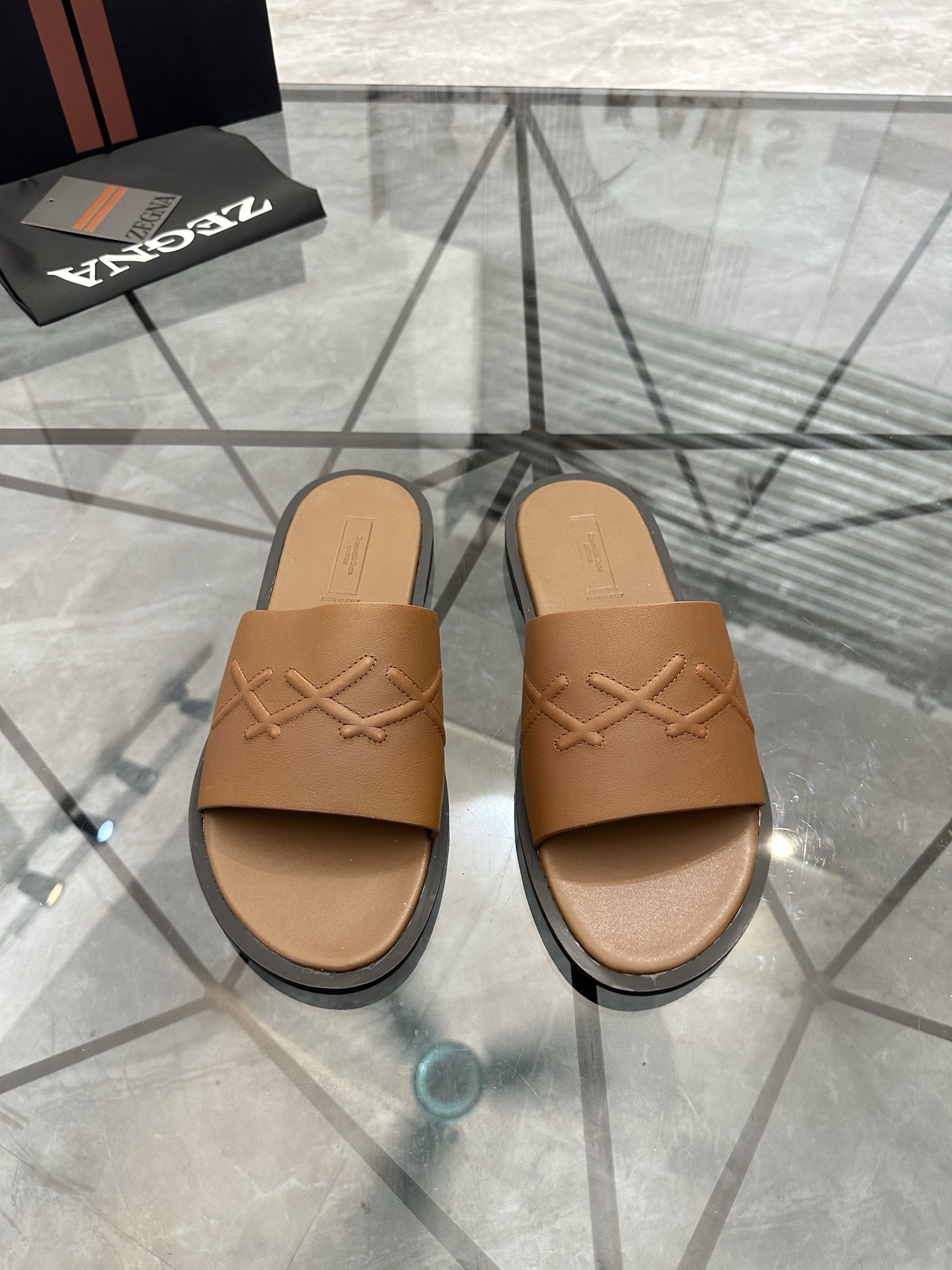 NO:953938,Price: Product trademark Zegan* 'Zegna*' slippers and sandals. Regular size: 39-44 (customized at 45.46) Product material upper imported cowhide, breathable lining, original outsole. No. B216,,zegna,sandals,slippers,cowhide19860909售 价:   商品商标Zegan*「杰尼亚*」拖鞋 凉鞋 正码码数: 39-44(45.46订做) 商品材料鞋面进口牛皮,透气内里,原版大底. 编 号B216,,zegna,sandals,slippers,cowhide,Men's shoes