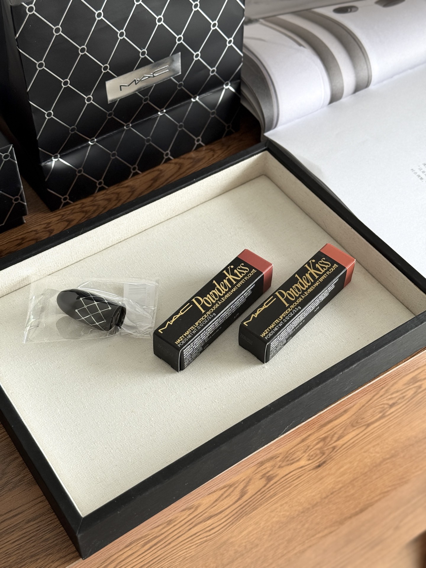 NO:879153,The Two Lives of Tamito Haruhi... MAC, you know how to empty my wallet!  !  The 'Light' Youwu bomb lipstick caught my attention at first glance!  !  One is a low-saturated milk tea color + one is a temperamental reddish brown. It has any style!  The upper lip is like petals gently brushing against each other. The texture is matte but not drying. The color is just right but not too exaggerated. It is a light and refreshing spring color!  !  , lipstick. lip glaze. lipstick, wallets19860909淡人春日的两条生命... MAC你是懂掏空我钱包的！！ 「轻」尤雾弹口红一眼就把我拿捏了！！ 一只低饱和奶茶色+一只气质红棕 什么风格它都有！ 上唇像花瓣轻轻拂过,质地雾面但不拔干 显色度刚好不会太夸张,完全是淡人春天的续命色！！,口红.唇釉.唇膏,wallets,accessory