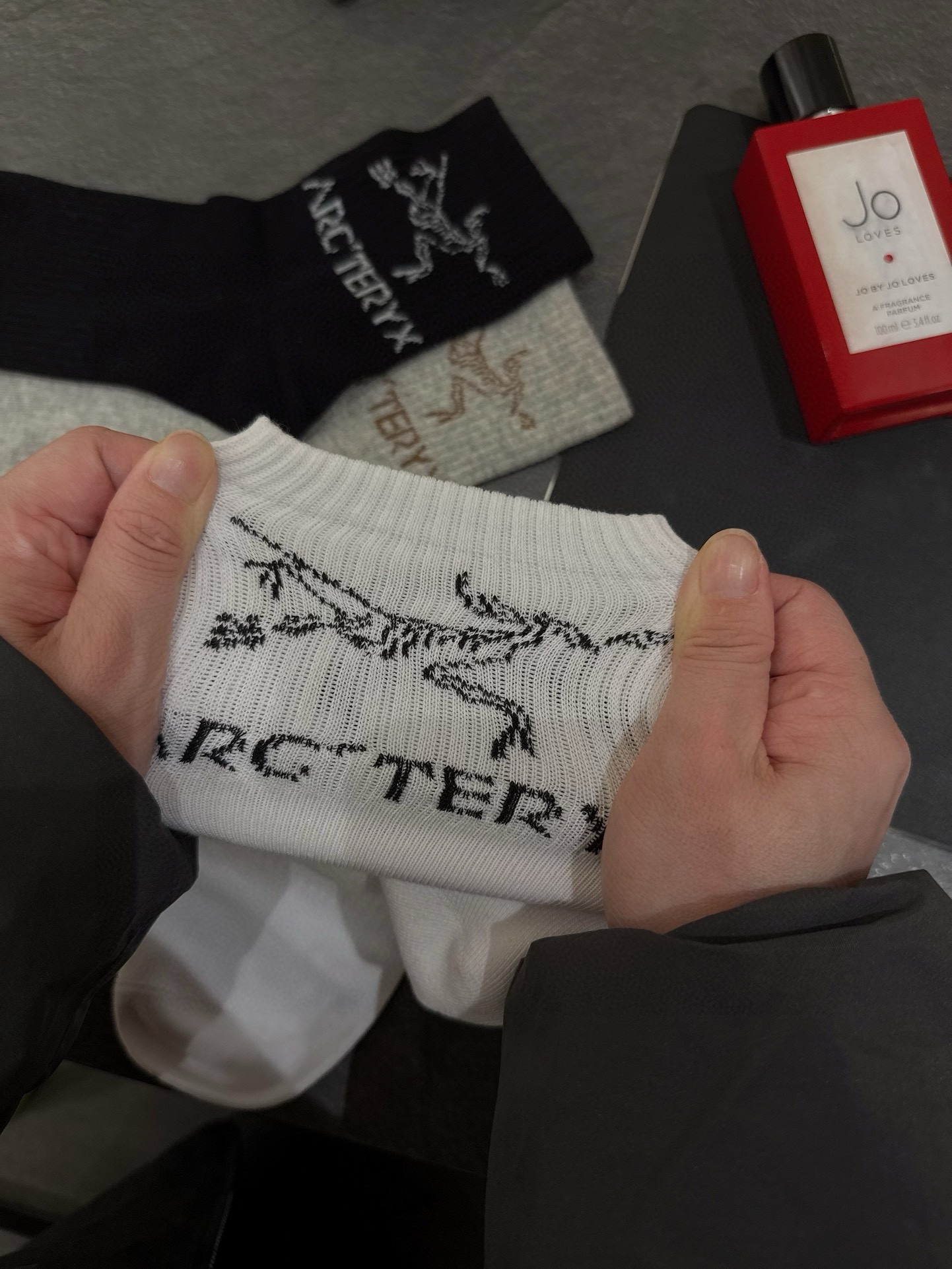Crafted from fine-gauge, 100% combed cotton yarn. Soft to the touch, thi - Comprehensive 6