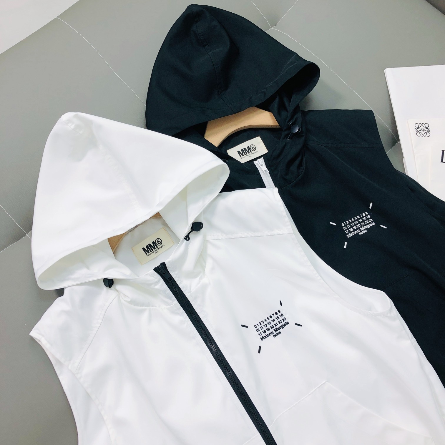 Trendy Women’s Clothing: Colorful Vests, Embroidered Tops, T-Shirts in Black & White - 图片 2