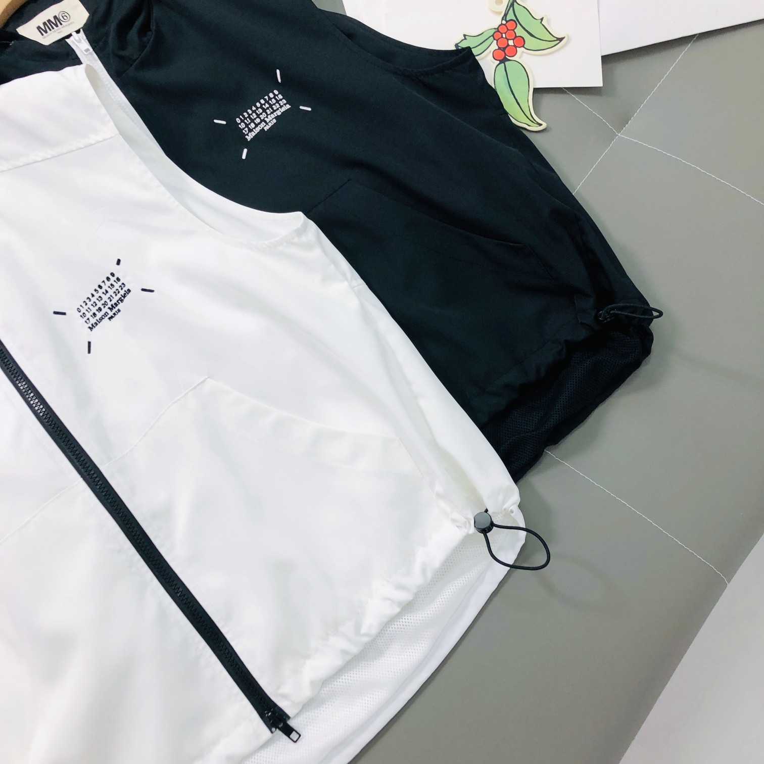 Trendy Women’s Clothing: Colorful Vests, Embroidered Tops, T-Shirts in Black & White - 图片 3