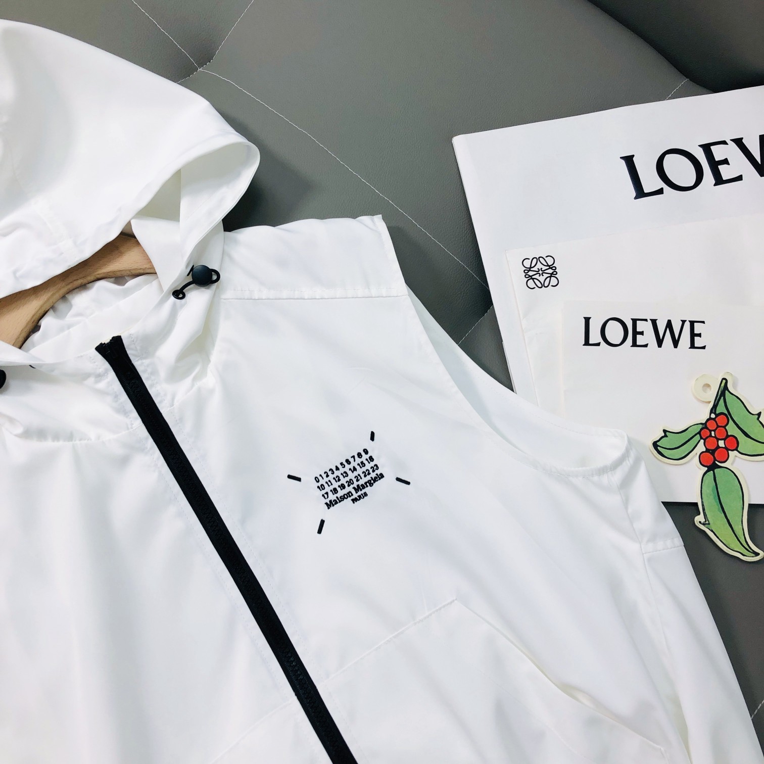 Trendy Women’s Clothing: Colorful Vests, Embroidered Tops, T-Shirts in Black & White - 图片 5