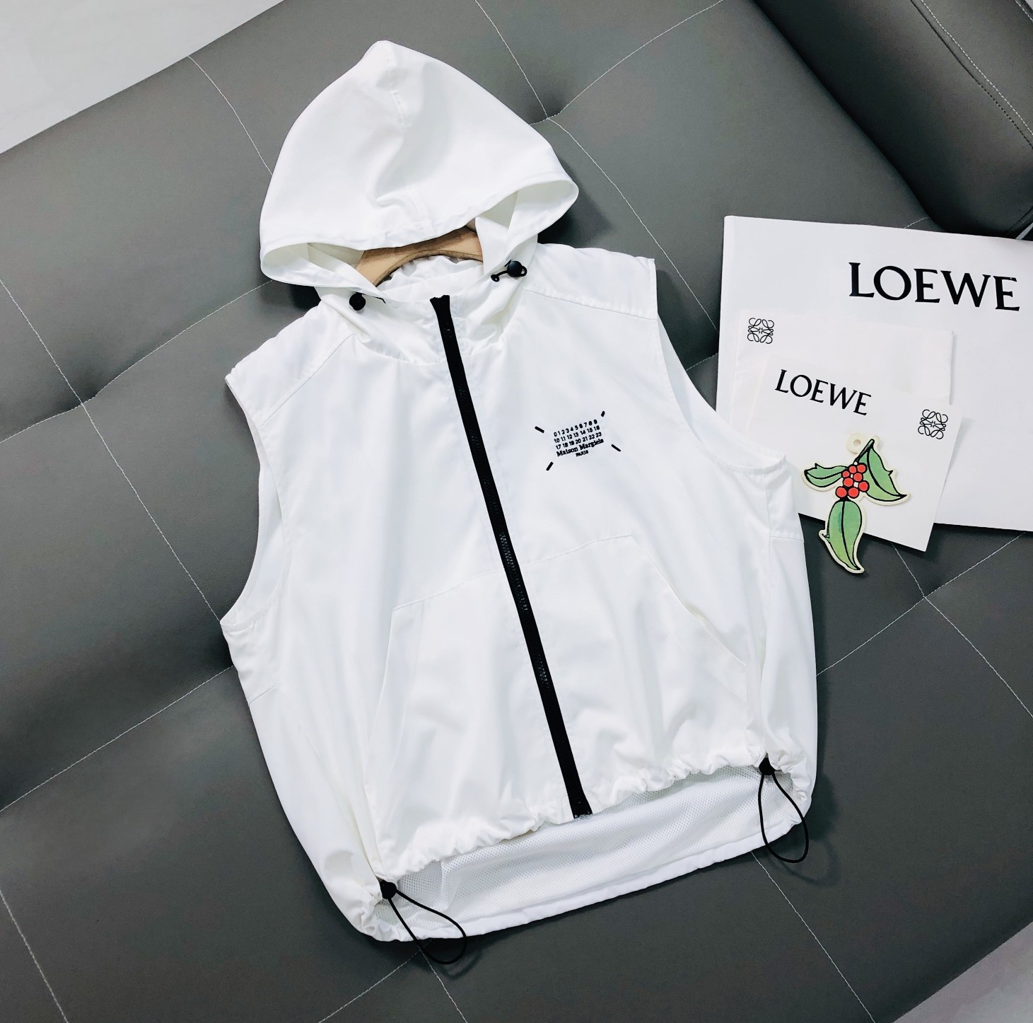 Trendy Women’s Clothing: Colorful Vests, Embroidered Tops, T-Shirts in Black & White - 图片 4