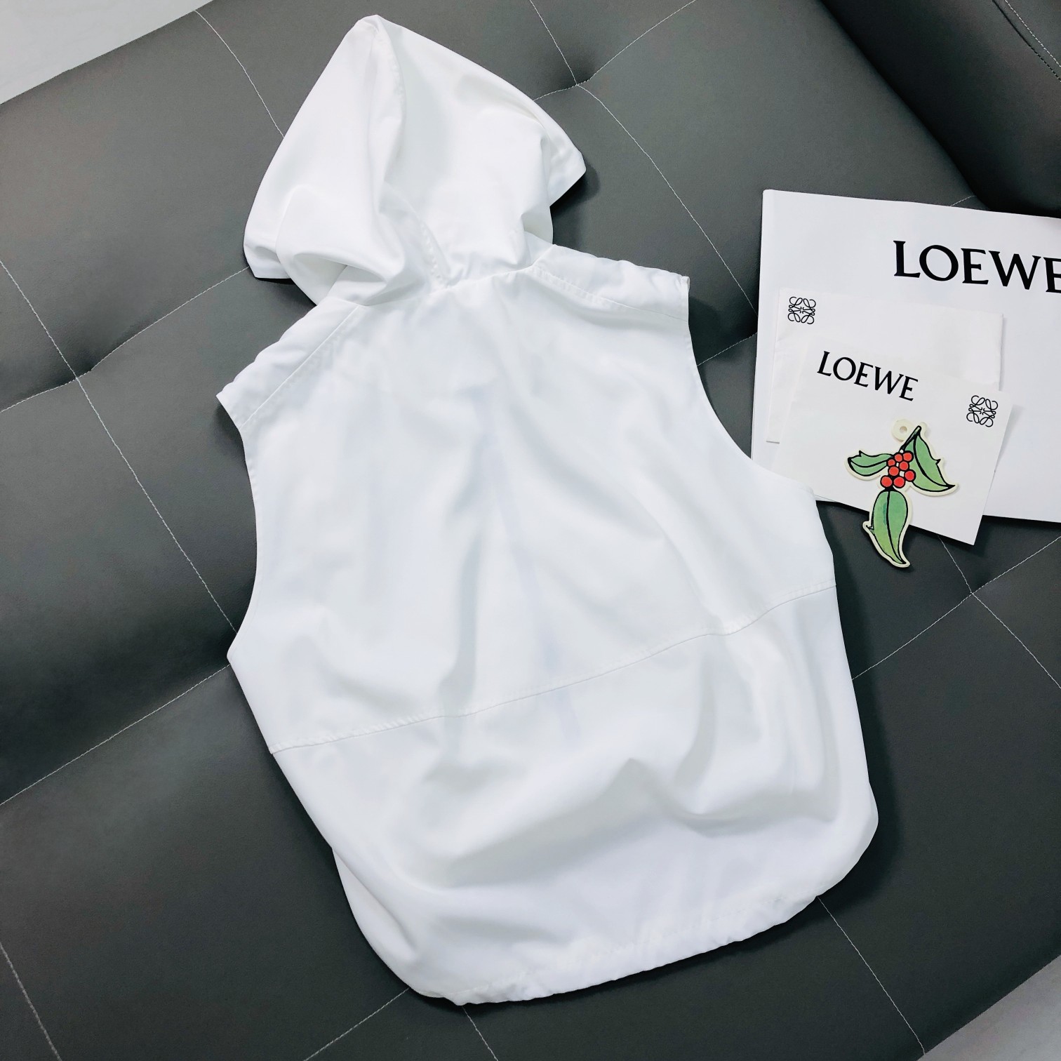 Trendy Women’s Clothing: Colorful Vests, Embroidered Tops, T-Shirts in Black & White - 图片 9