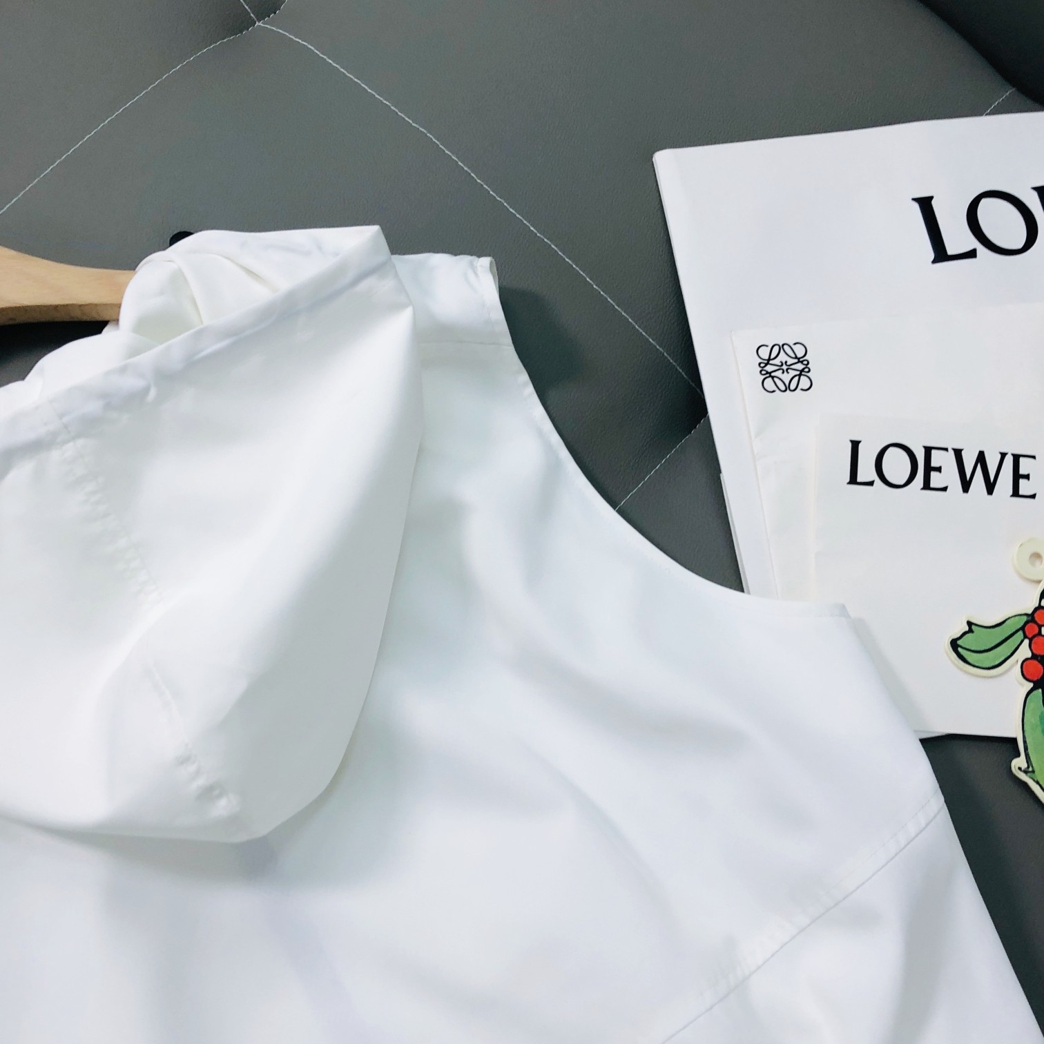 Trendy Women’s Clothing: Colorful Vests, Embroidered Tops, T-Shirts in Black & White - 图片 8