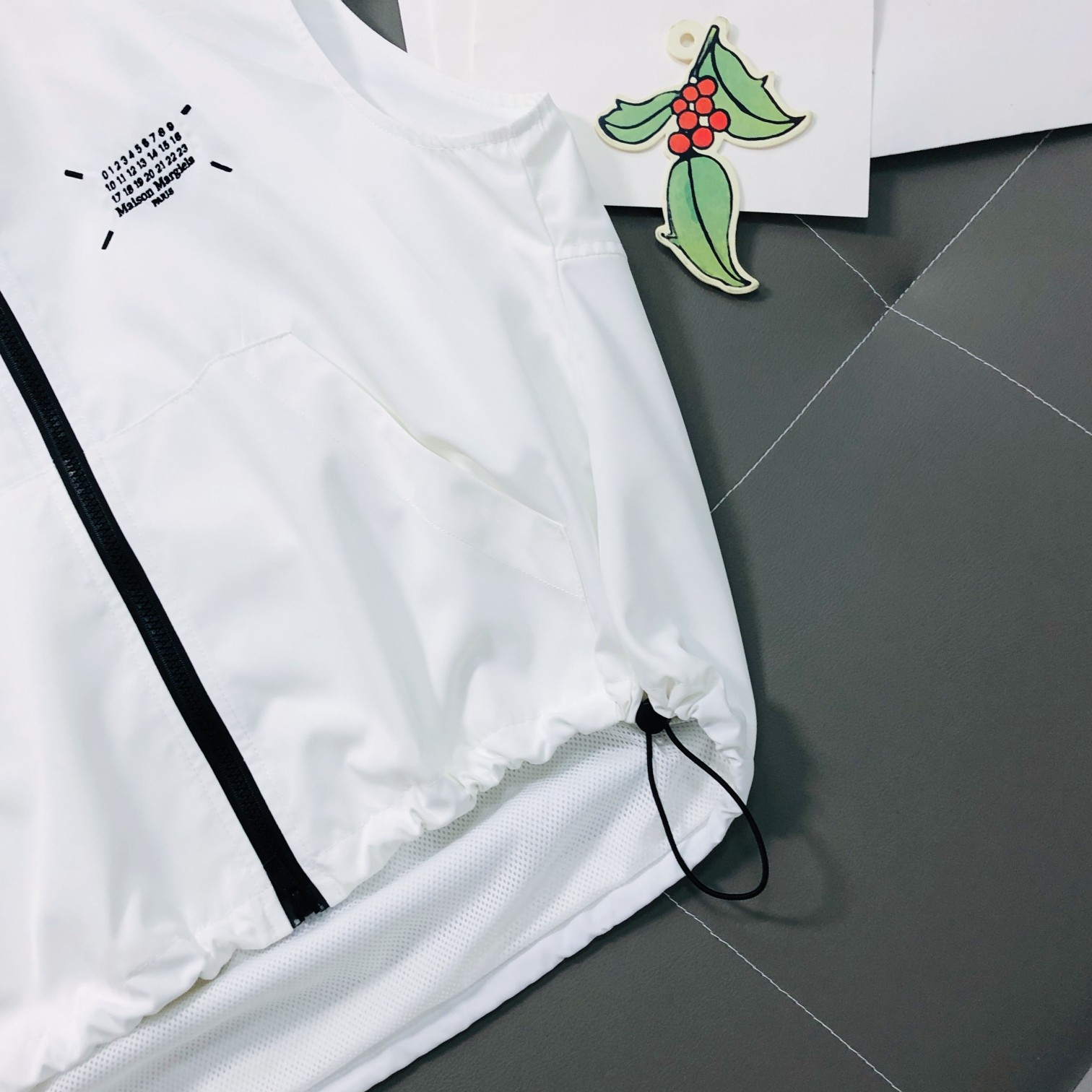 Trendy Women’s Clothing: Colorful Vests, Embroidered Tops, T-Shirts in Black & White - 图片 7