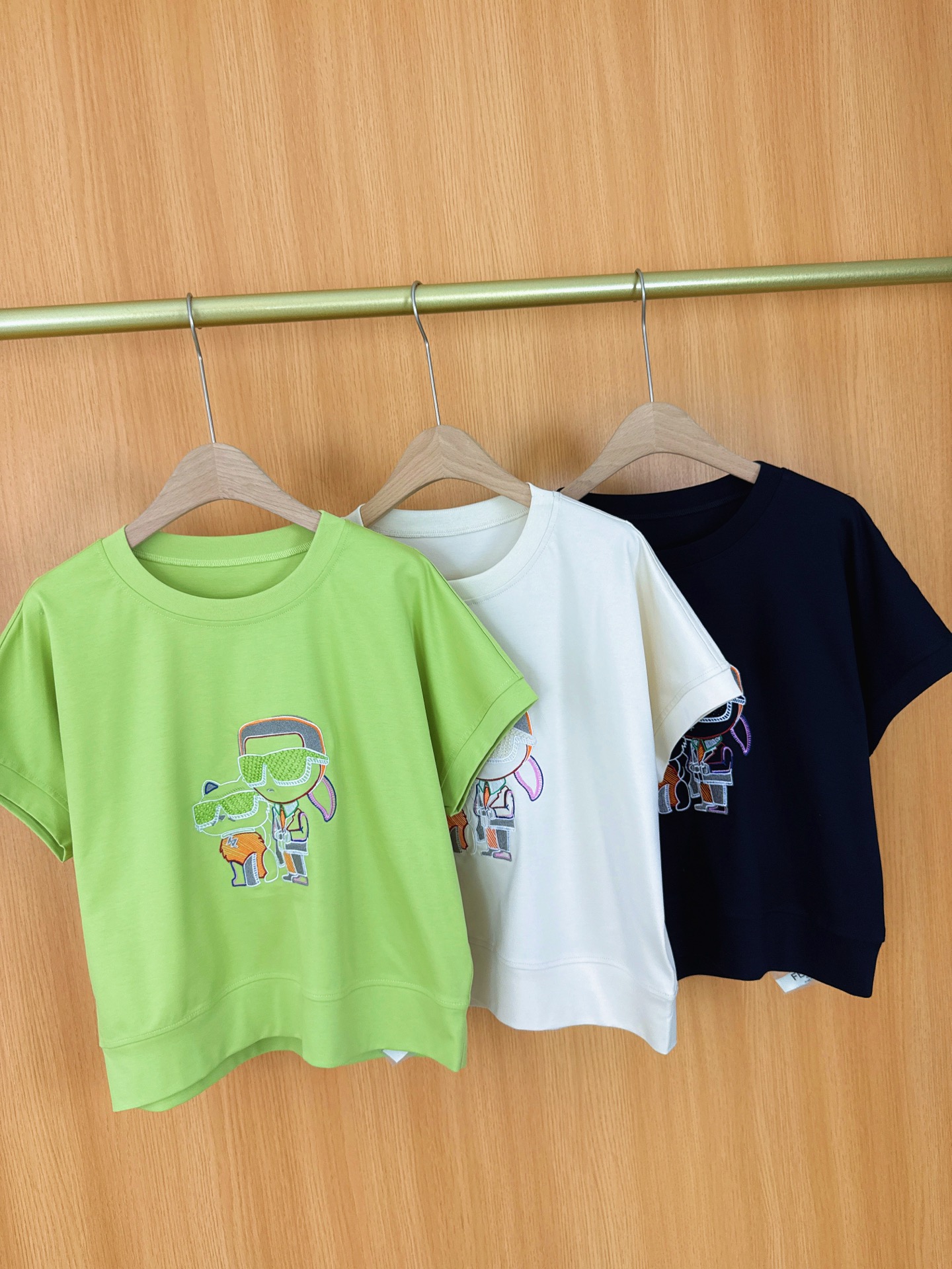 FEND Brand: High-End Women’s Clothes with Unique Design Aesthetics @2025 - 图片 3