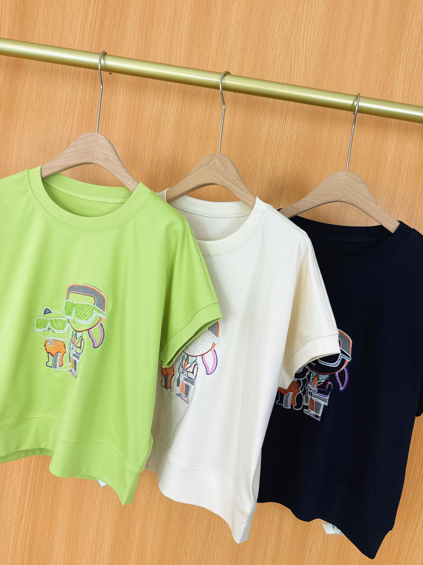 FEND Brand: High-End Women’s Clothes with Unique Design Aesthetics @2025 - 图片 4