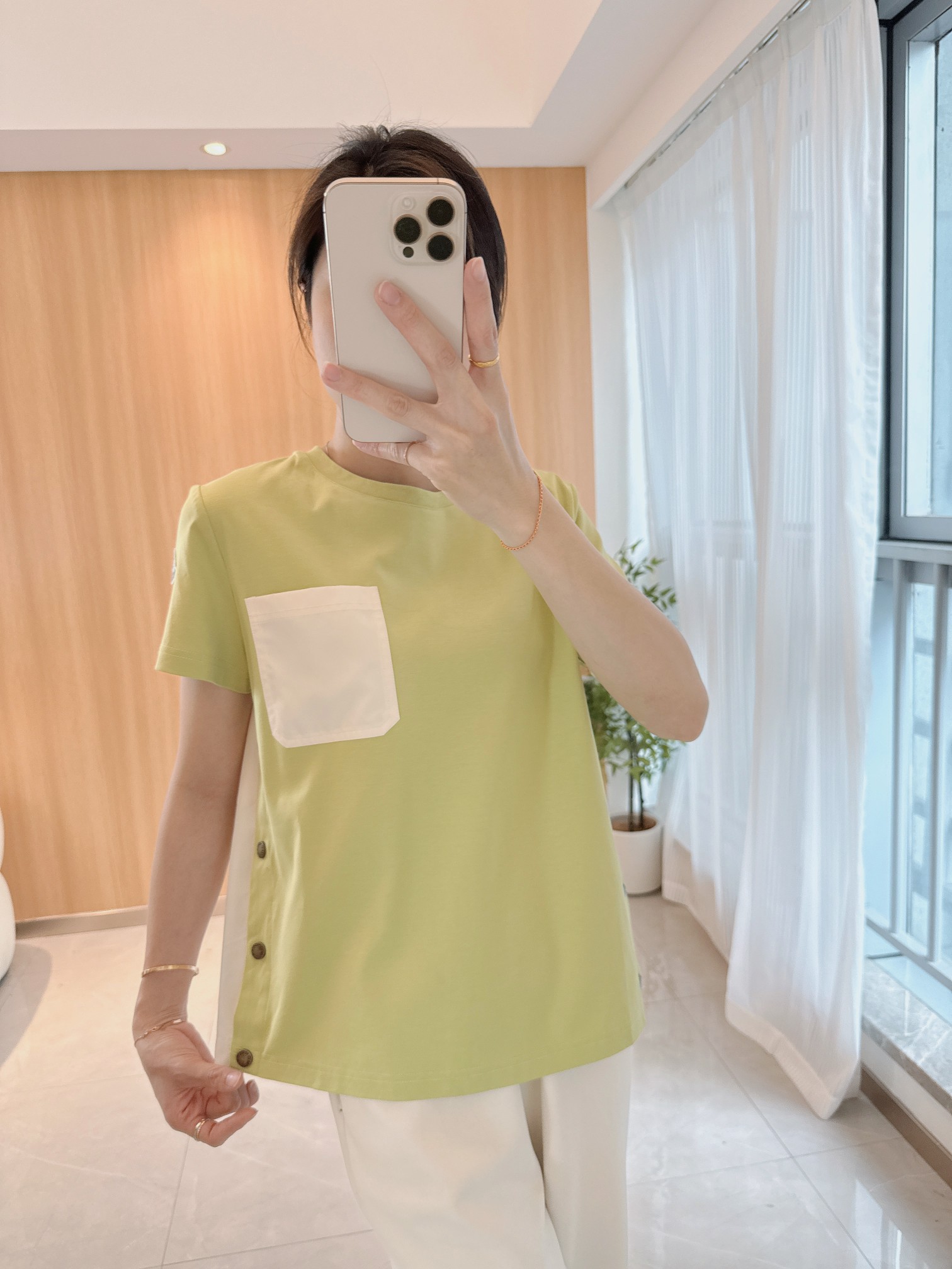 2025 Unique Moncler Jacket: High-end Quality Women’s Clothes with Special Metal Buttons - 图片 3
