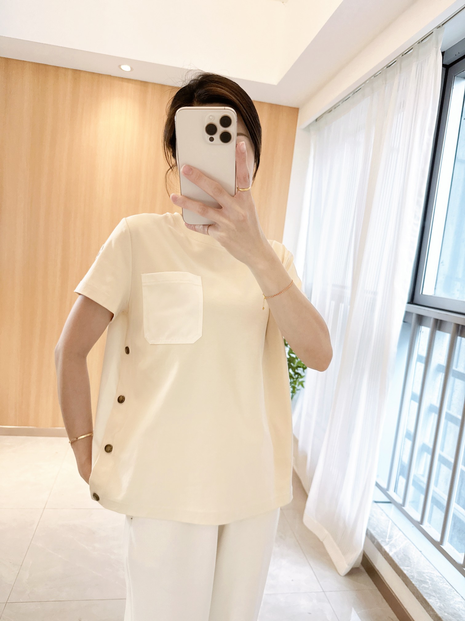 2025 Unique Moncler Women’s Jacket with Special Metal Buttons - 图片 4
