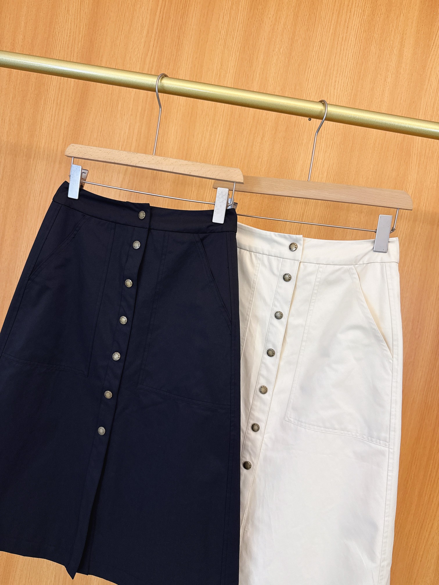 High-end Women’s Clothes with Slashed Fabric Skirt and Custom Hardware Locks - 图片 3