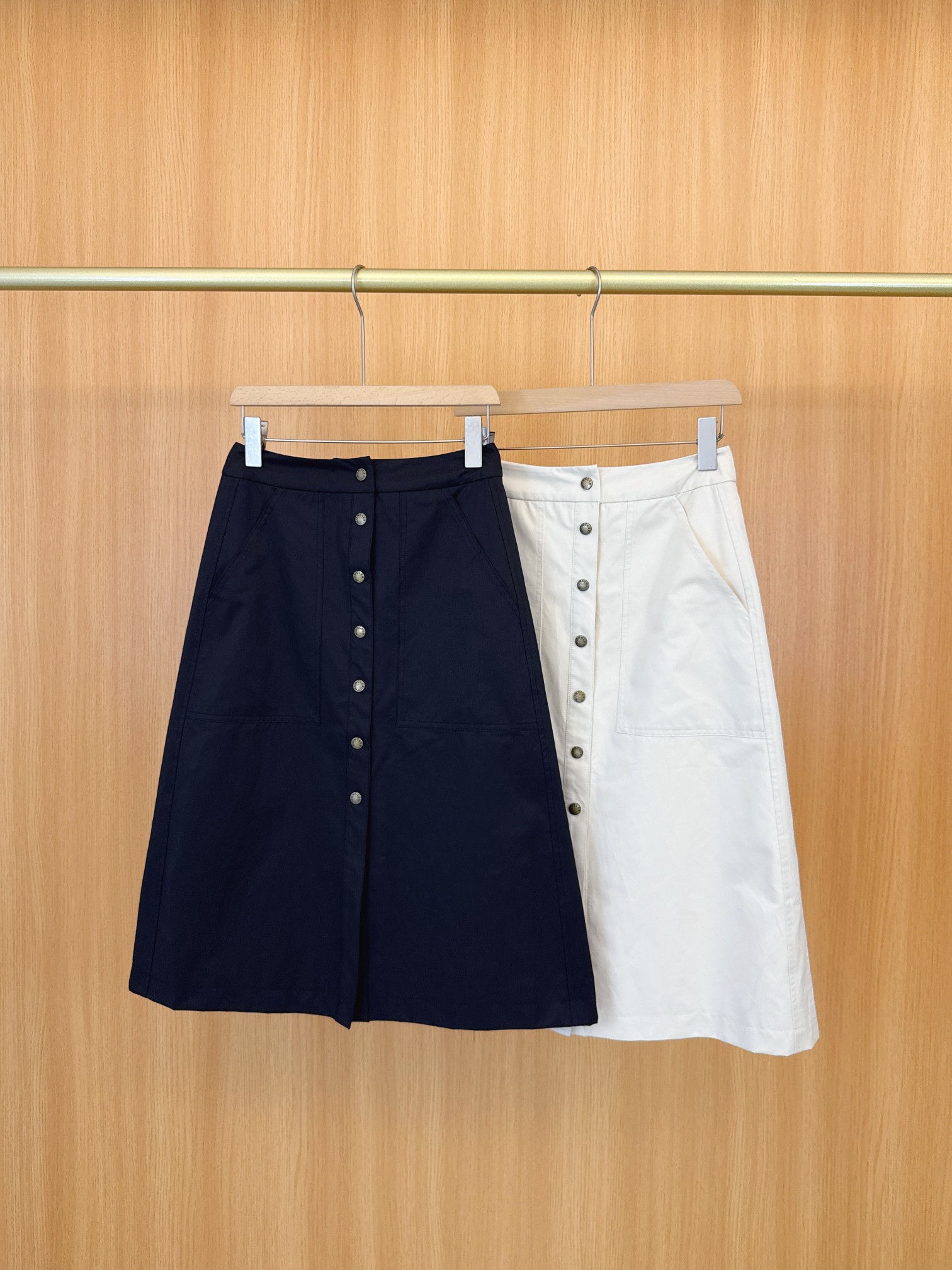 High-end Women’s Clothes with Slashed Fabric Skirt and Custom Hardware Locks - 图片 2