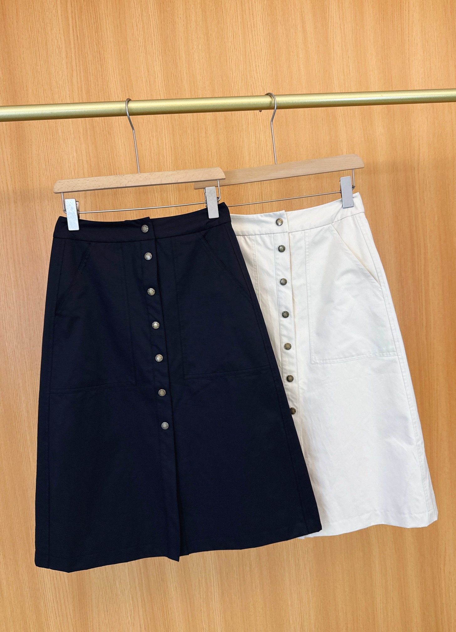 High-end Women’s Clothes with Slashed Fabric Skirt and Custom Hardware Locks - 图片 4