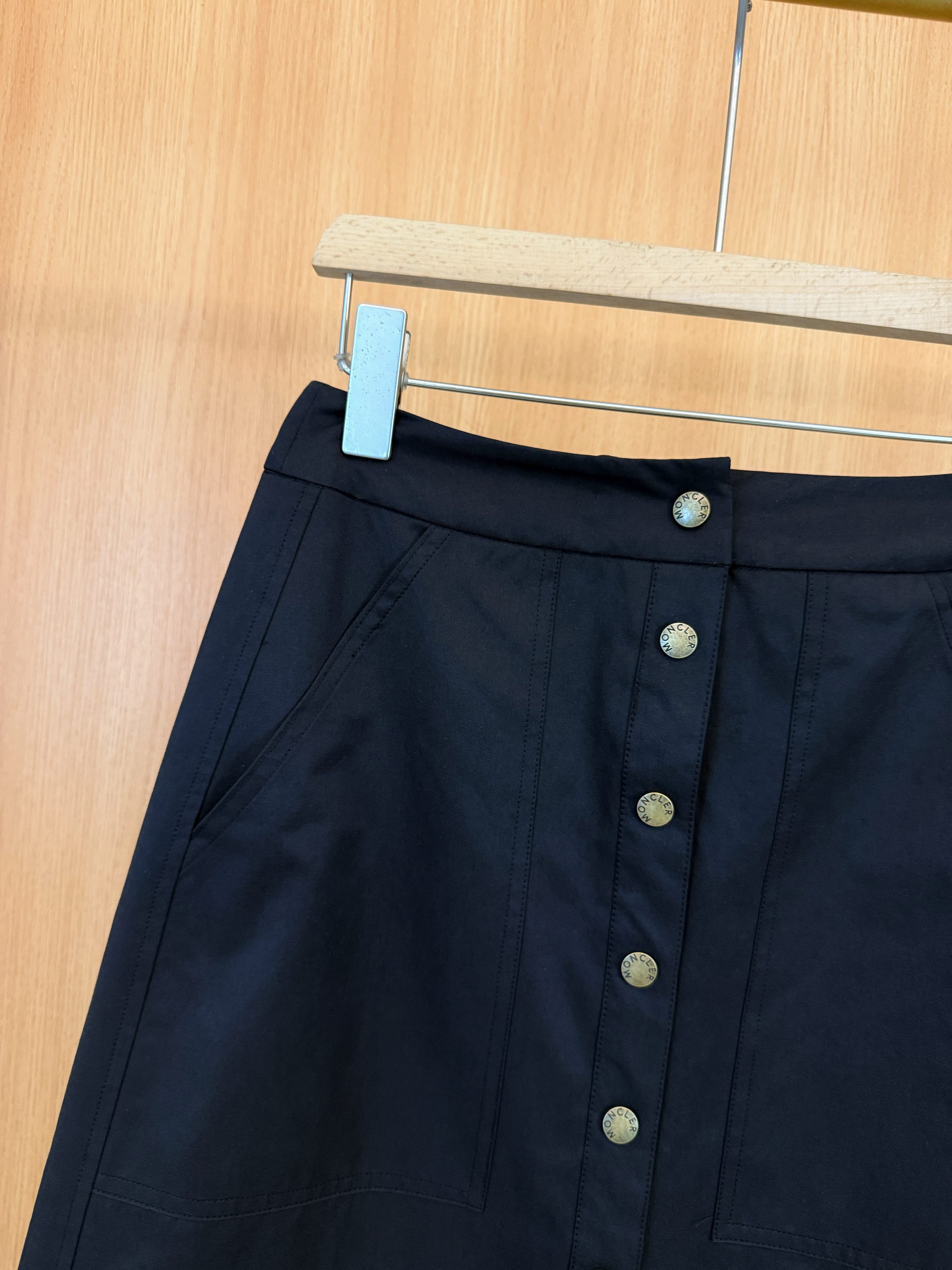 High-end Women’s Clothes with Slashed Fabric Skirt and Custom Hardware Locks - 图片 5